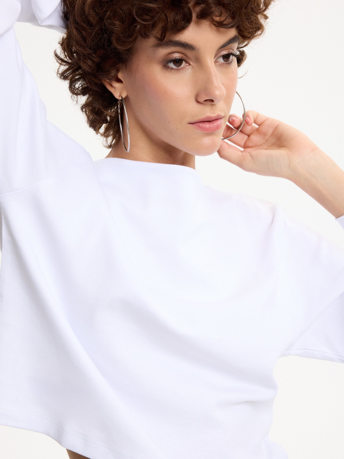 Basic t-shirt boat neck white detail view