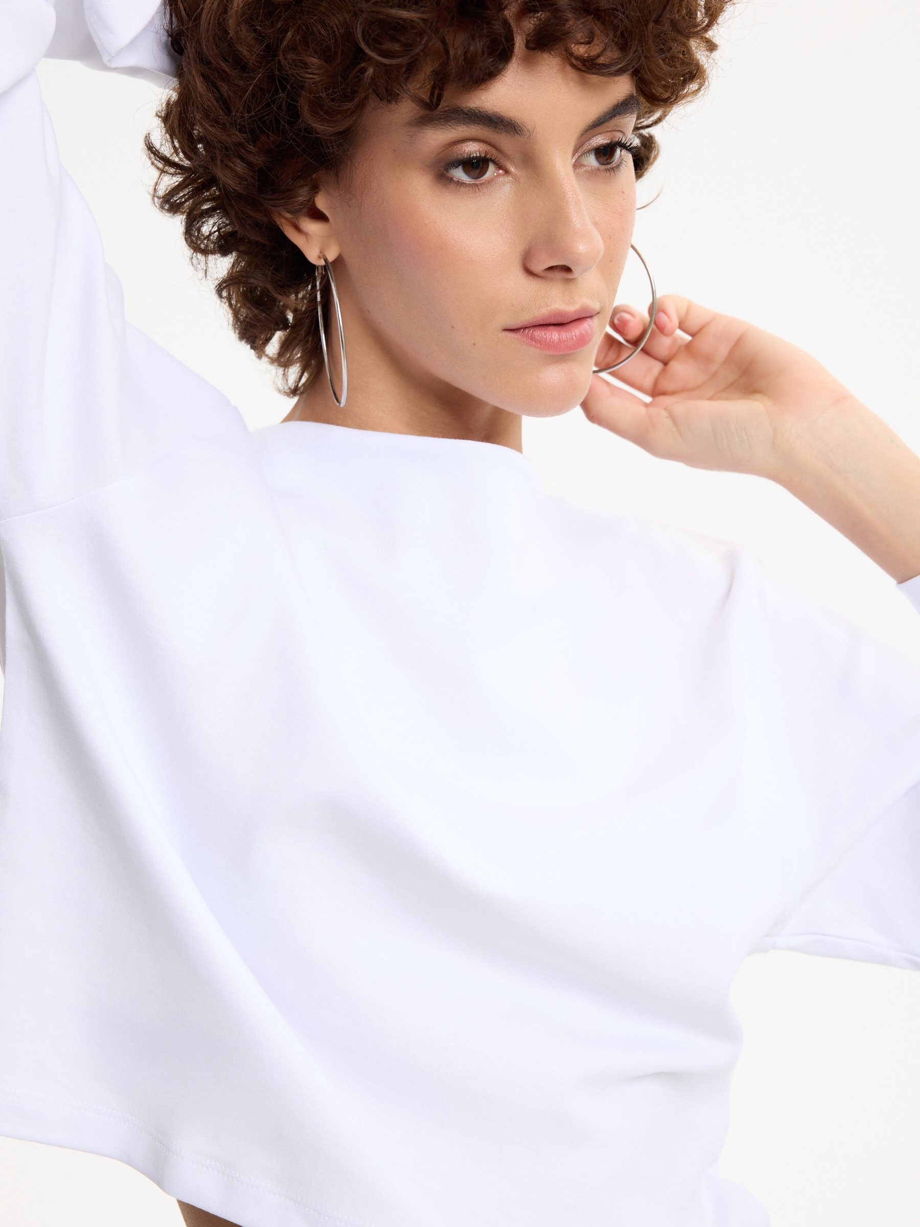 Basic t-shirt boat neck white middle front view