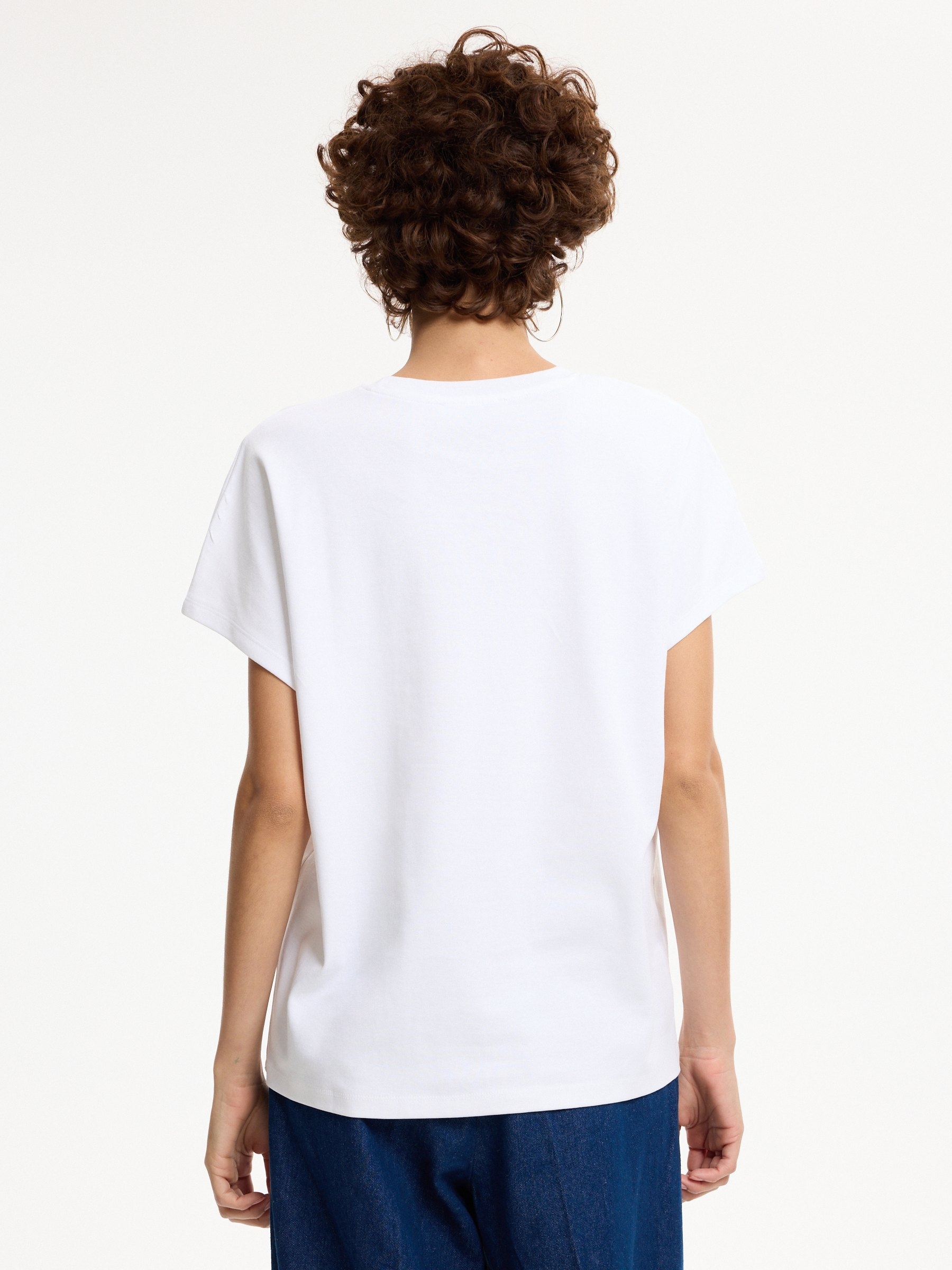 Oversized sleeveless T-shirt white middle front view