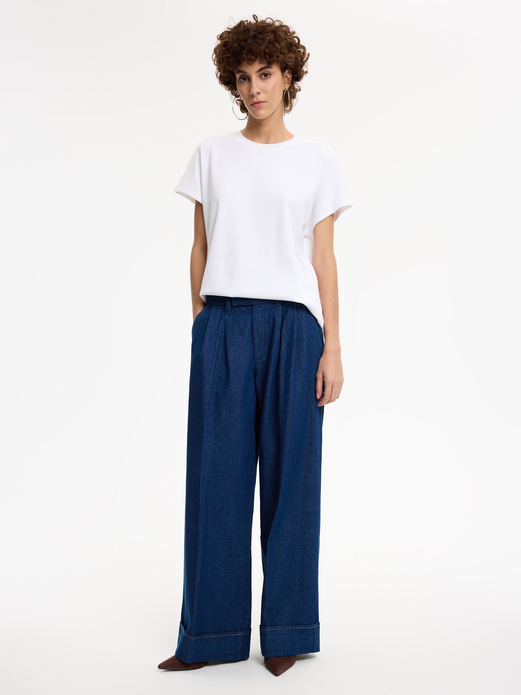 Oversized sleeveless T-shirt white middle front view