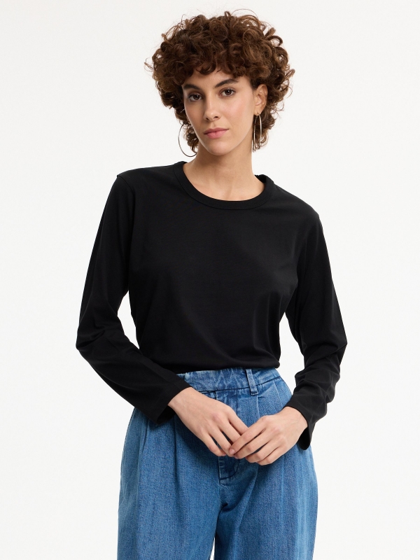 Camiseta básica de manga longa de algodão preto vista meia frontal