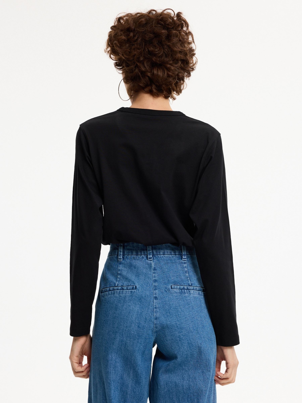 Basic long-sleeve cotton T-shirt black middle back view