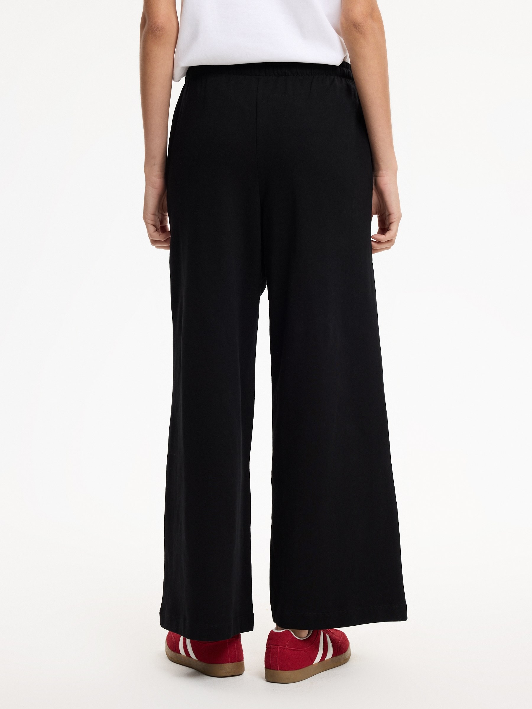 Pantalón chándal felpa liso tiro alto negro vista general frontal