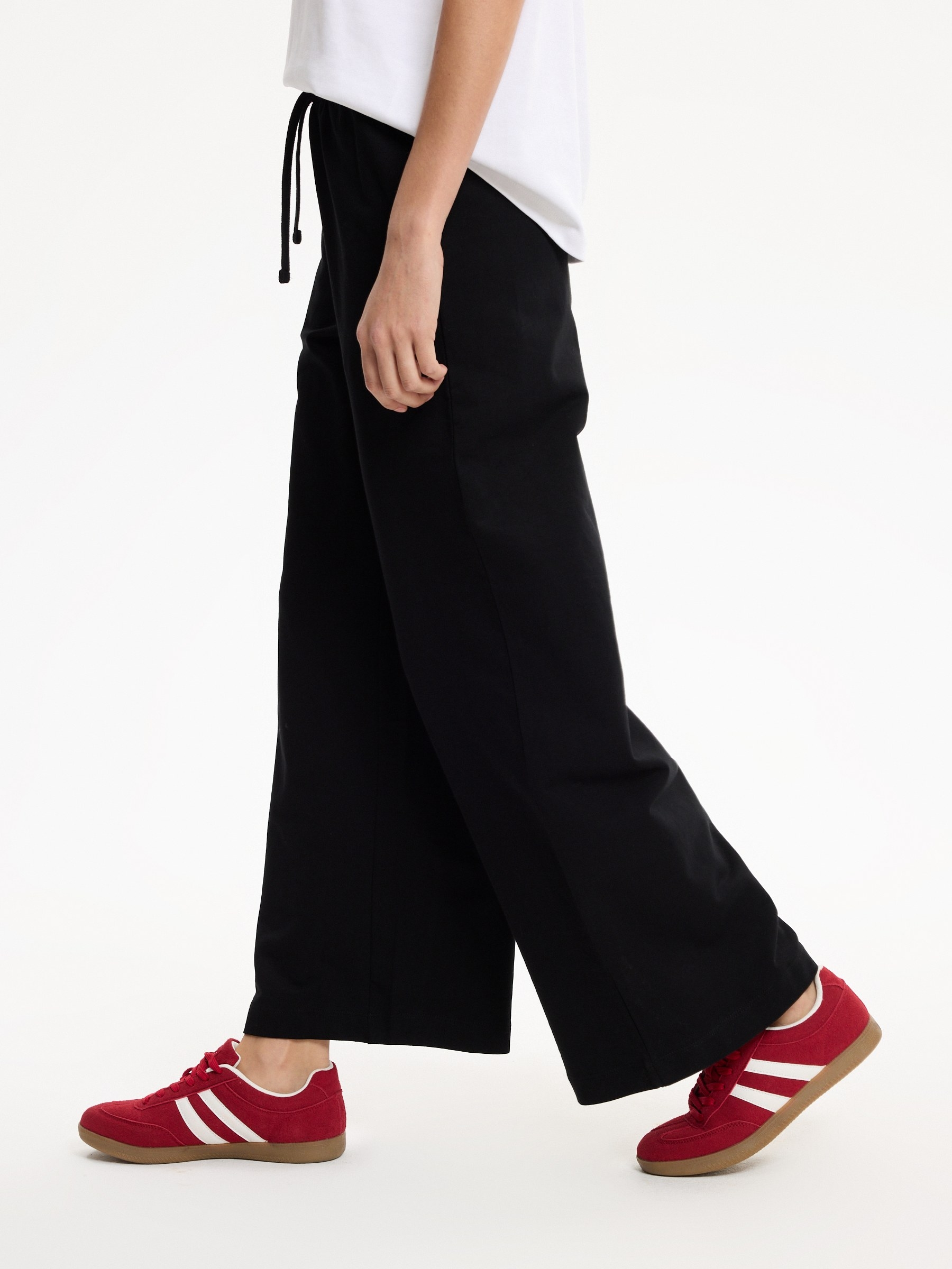 Pantalón chándal felpa liso tiro alto negro vista general frontal