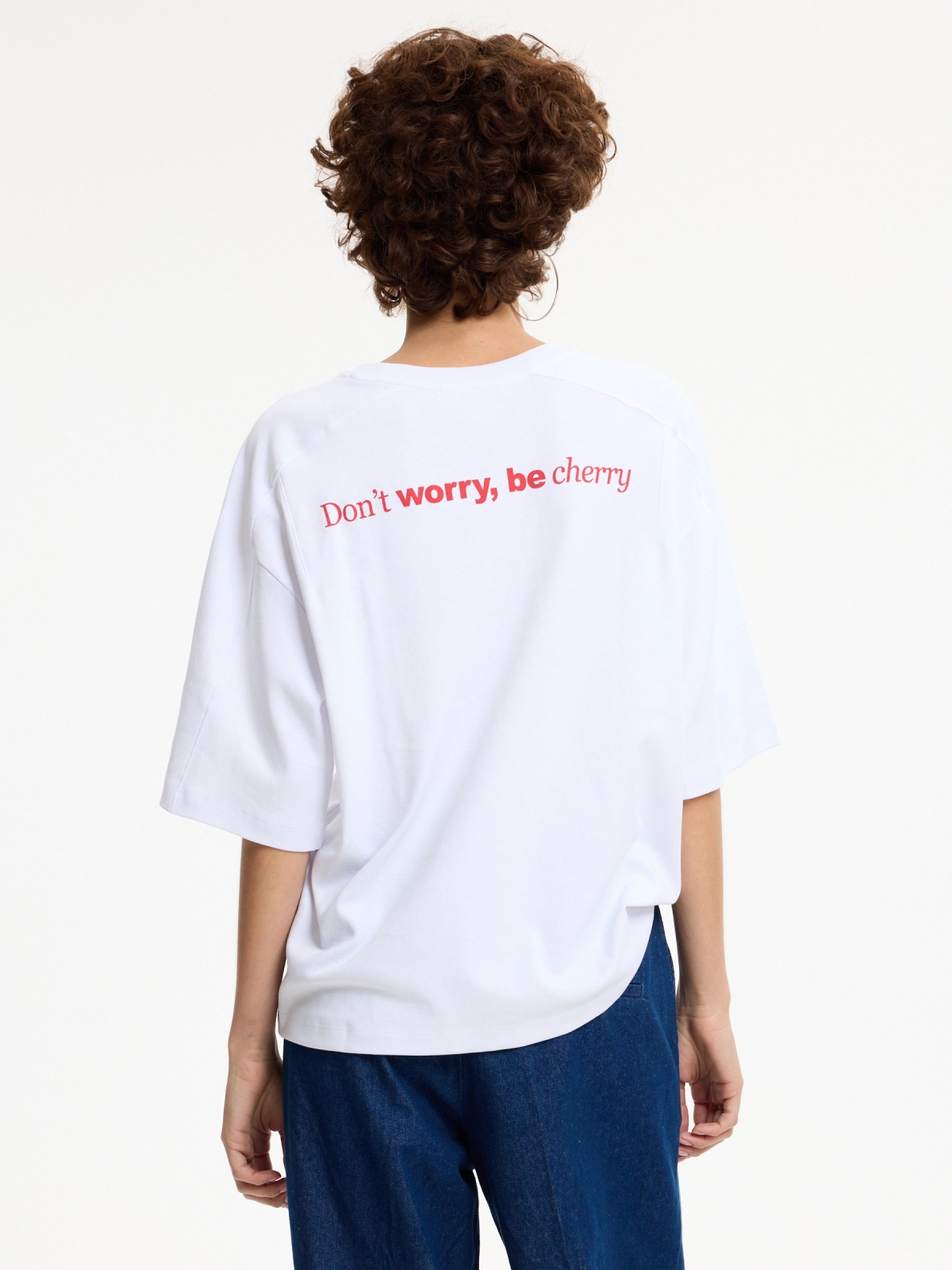 Camiseta boxy cerejas branco vista meia traseira