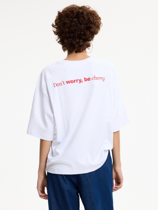 Camiseta boxy cerejas branco vista meia traseira