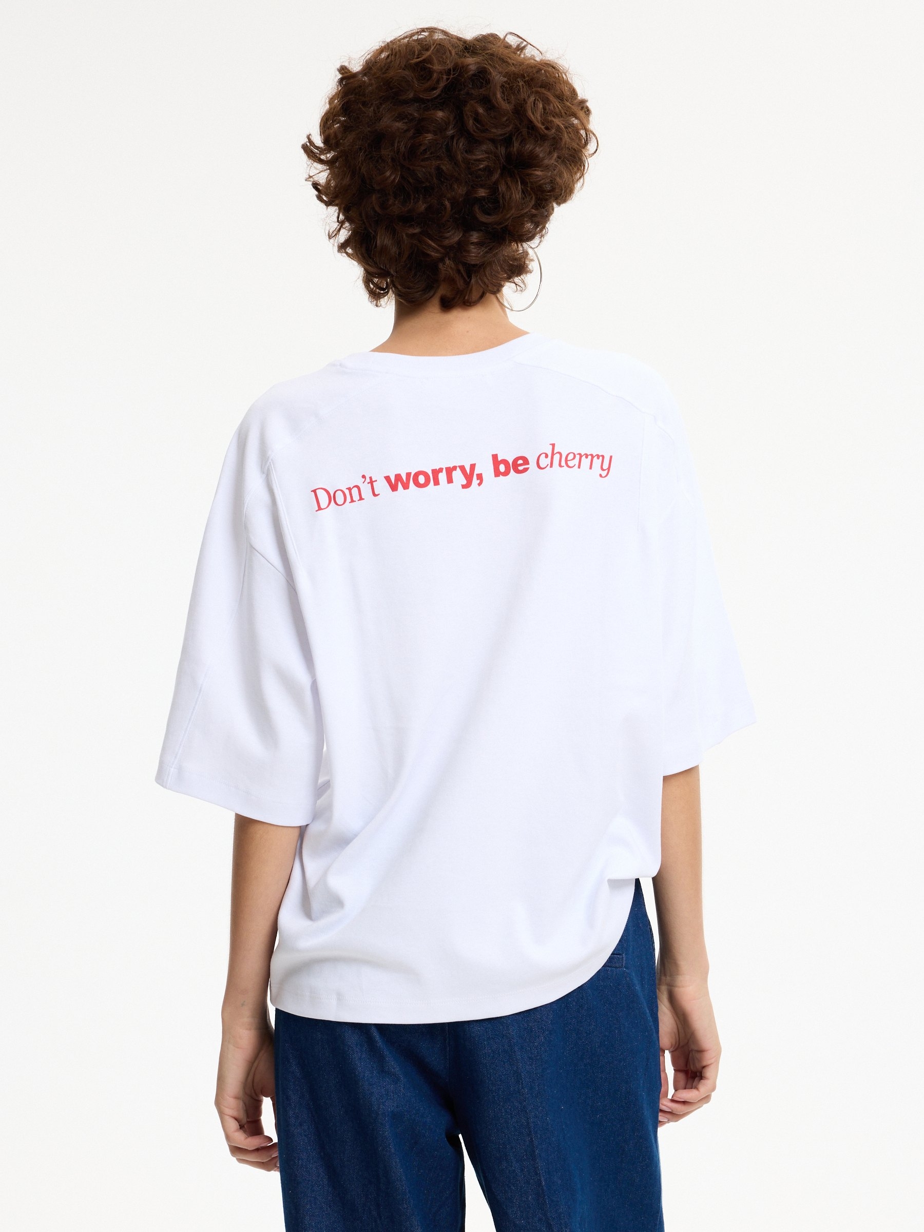Camiseta boxy cerejas branco vista meia frontal