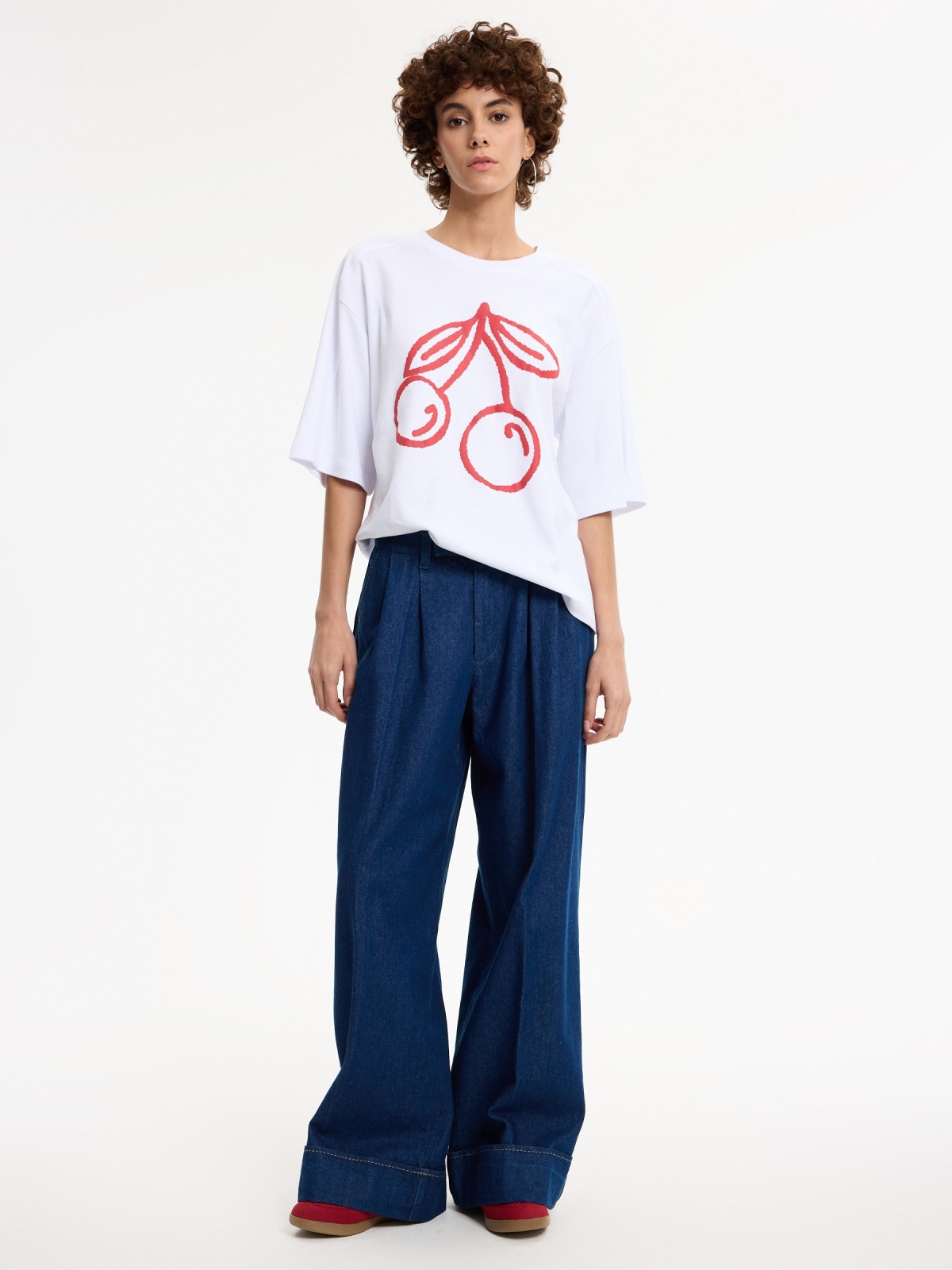 Camiseta boxy cerejas branco vista geral frontal