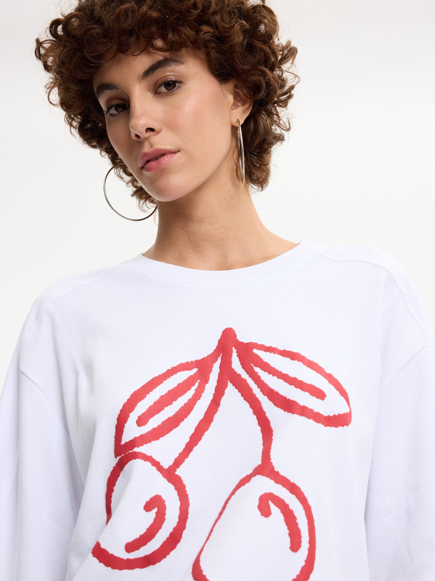 Camiseta boxy cerejas branco vista meia frontal