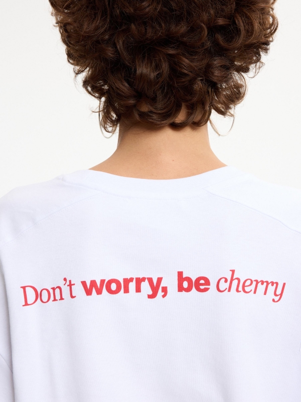 Camiseta boxy cerejas branco vista detalhe
