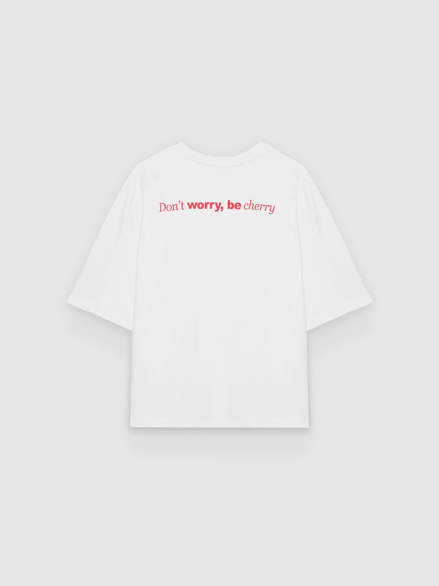 Camiseta boxy cerejas branco vista meia frontal