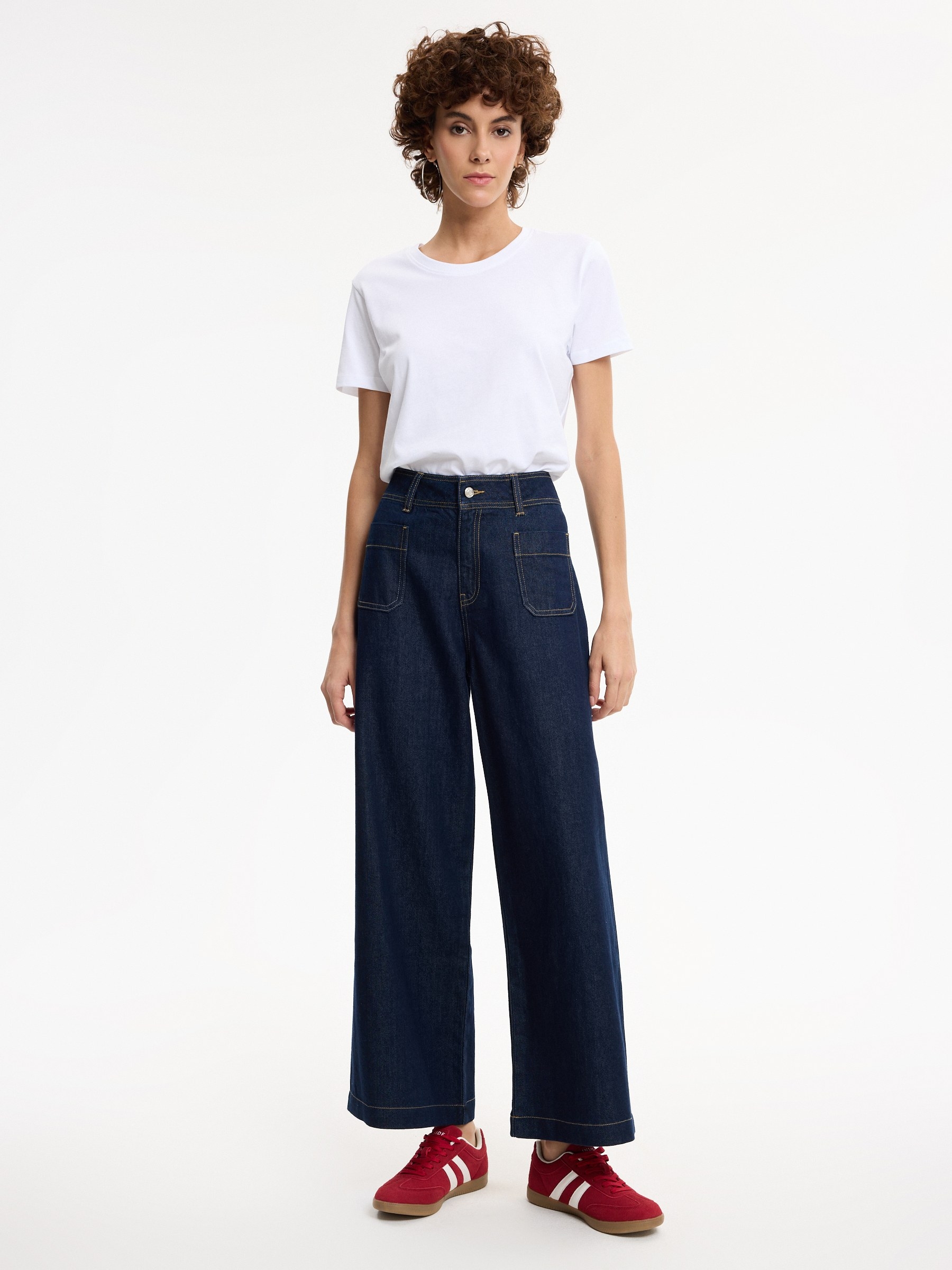 Basic cotton regular t-shirt white middle front view