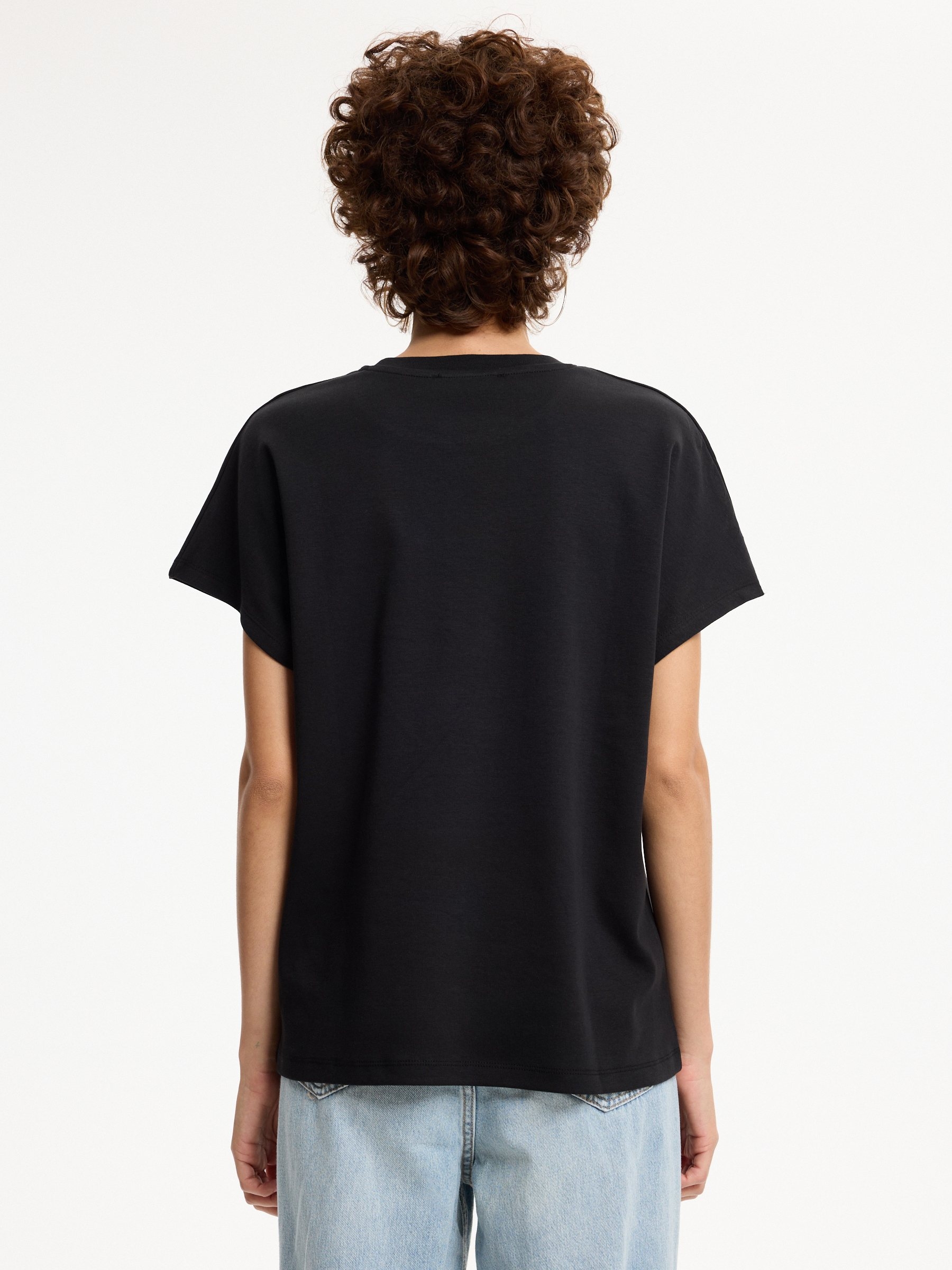 Camiseta oversize sem mangas preto vista meia frontal
