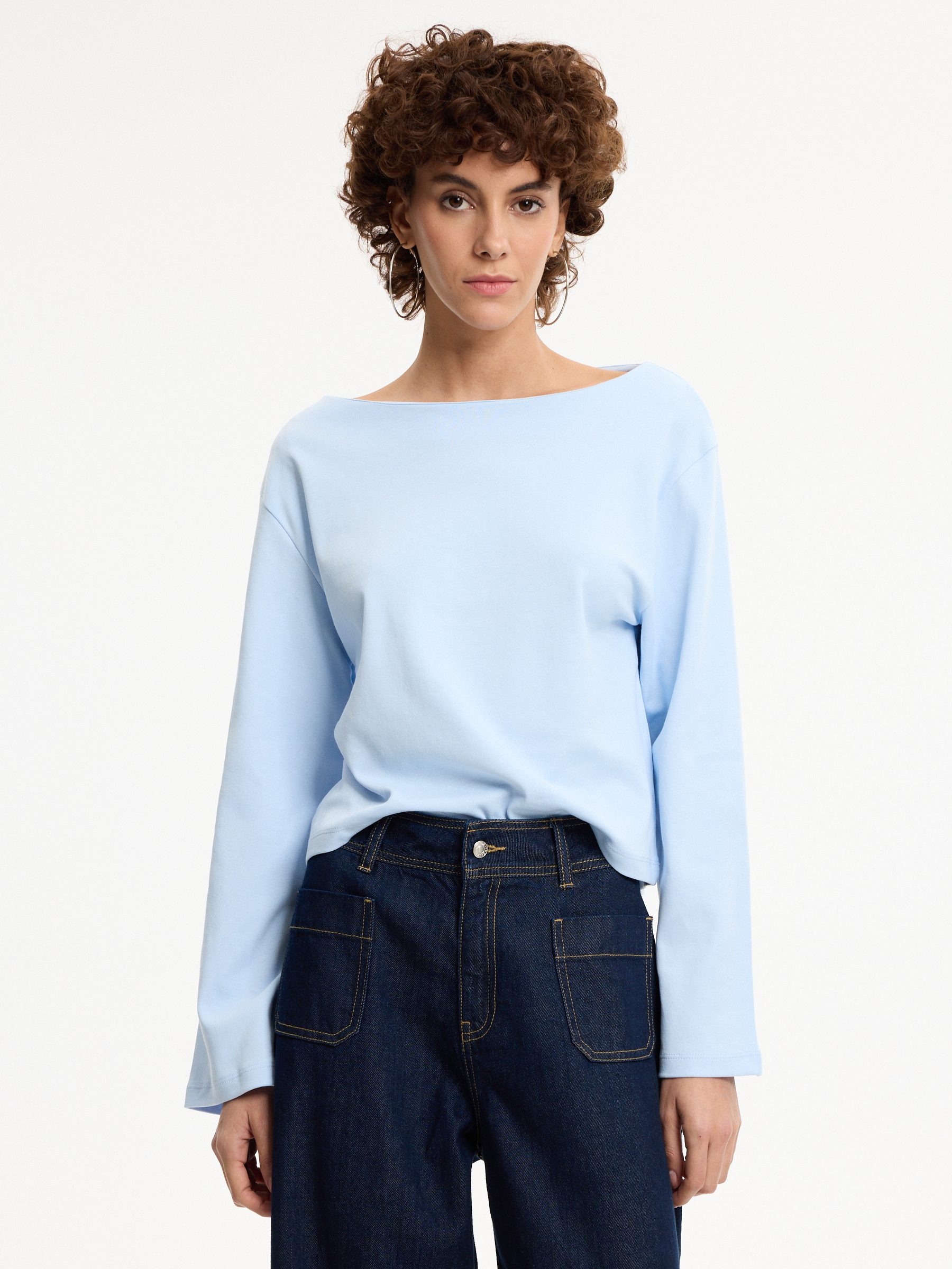 Basic t-shirt boat neck light blue middle front view