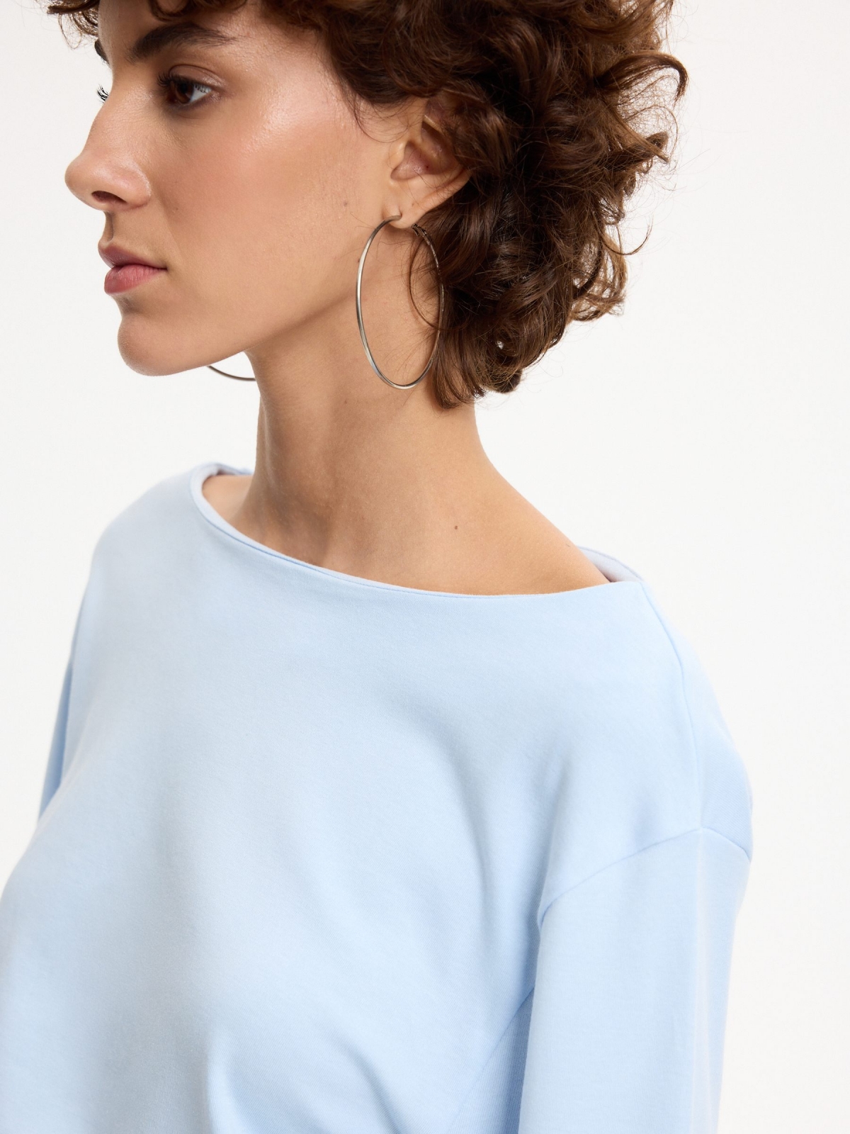 Basic t-shirt boat neck light blue detail view