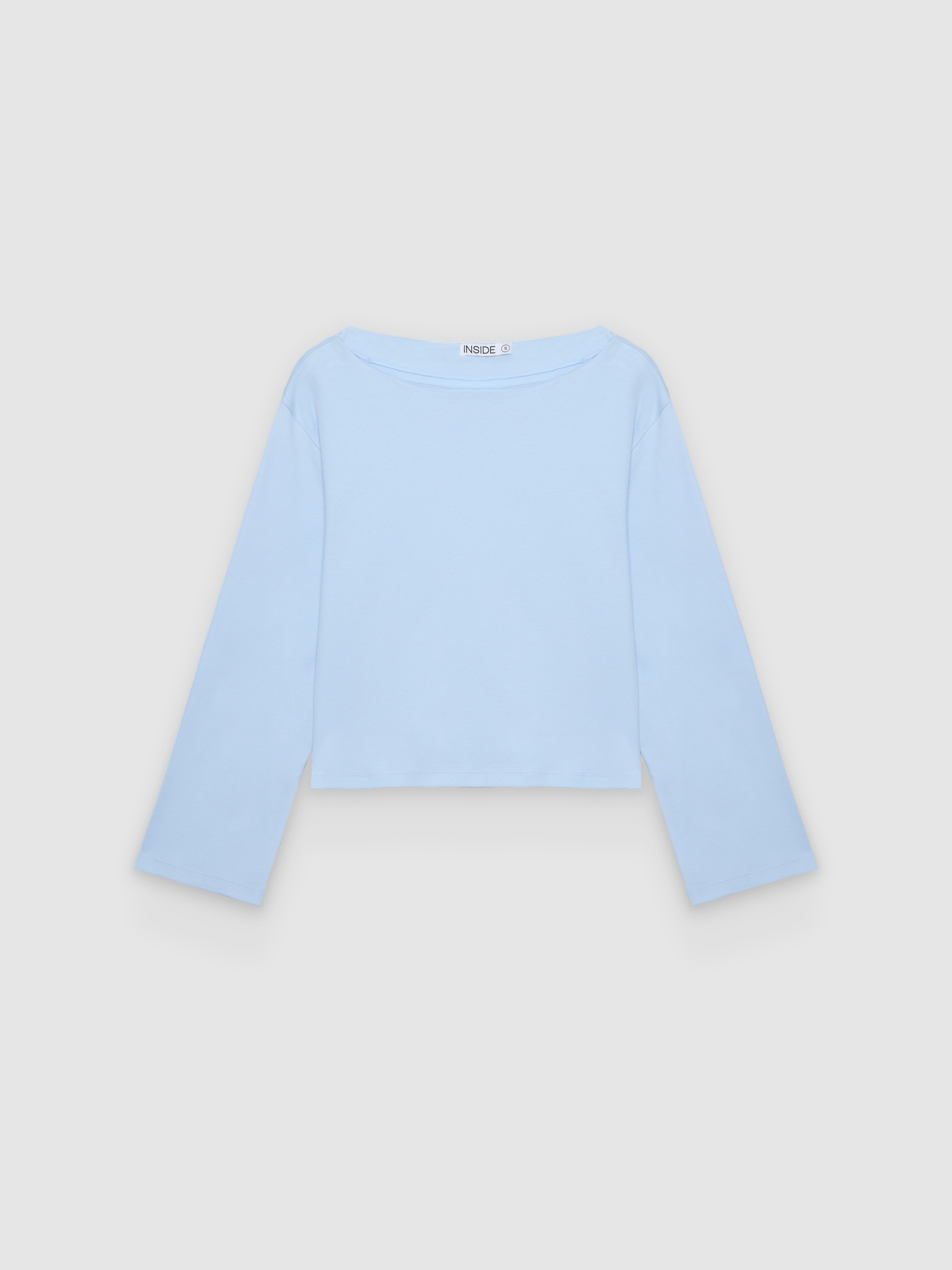 Camiseta gola canoa básica azul claro vista meia frontal
