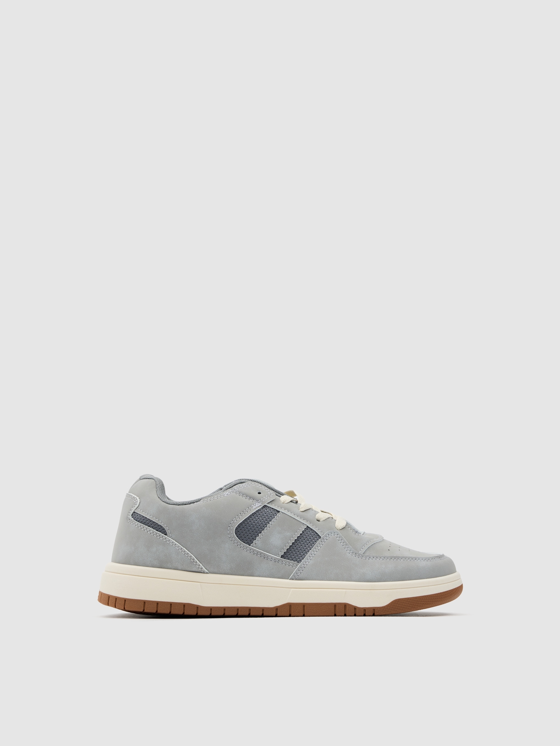 Deportiva baja con suela goma gris