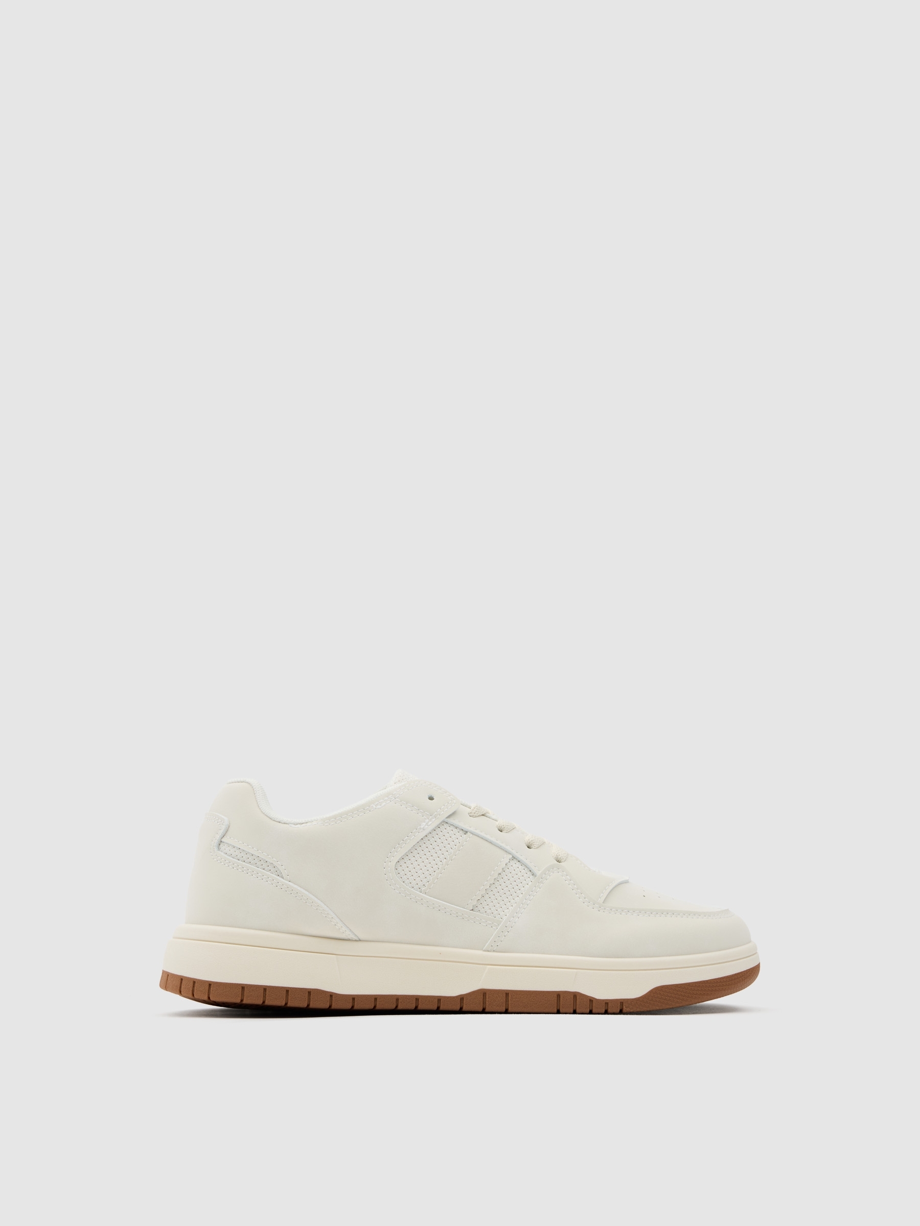 Zapatilla baja con suela de goma beige