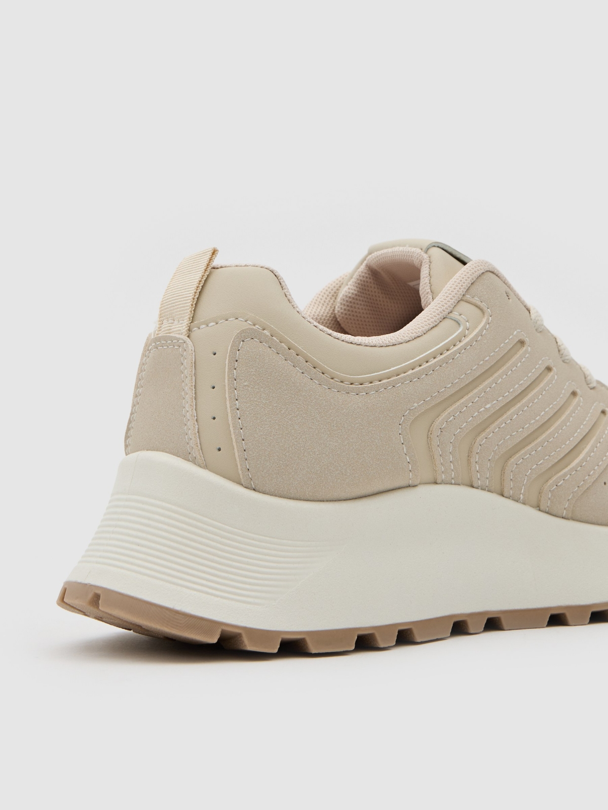 Deportiva baja beige suela goma beige vista detalle