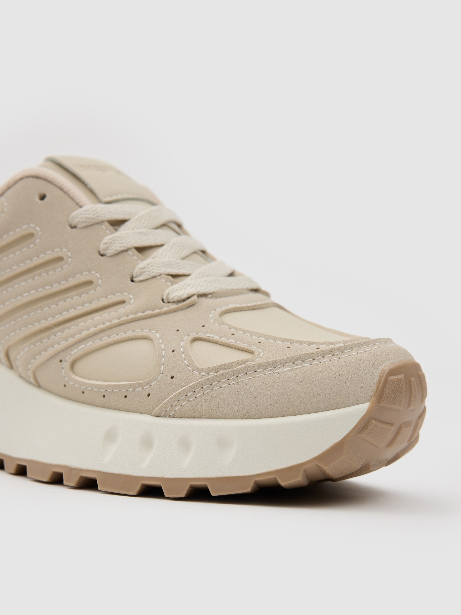 Beige low-top sneaker rubber sole beige