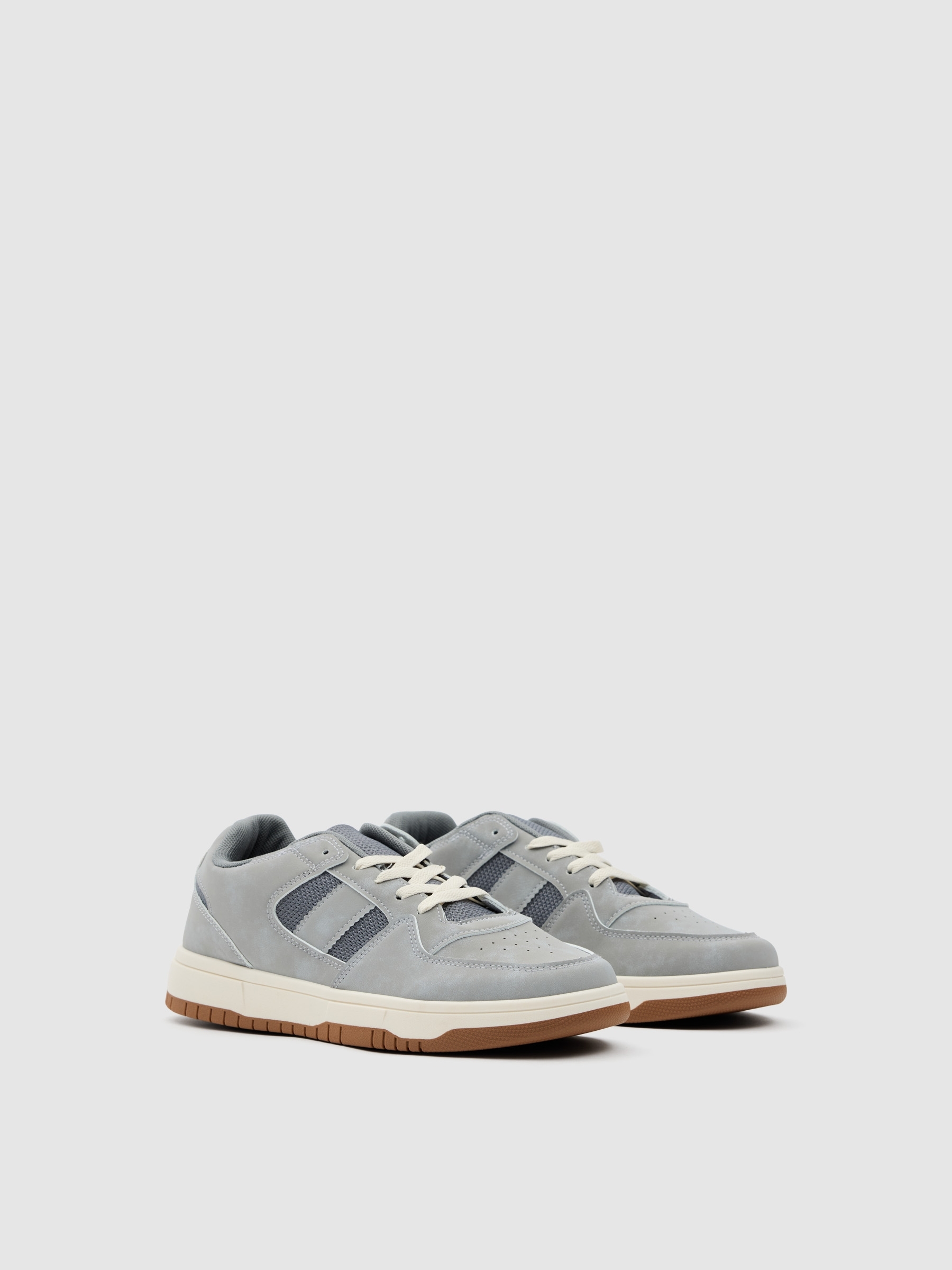 Deportiva baja con suela goma gris