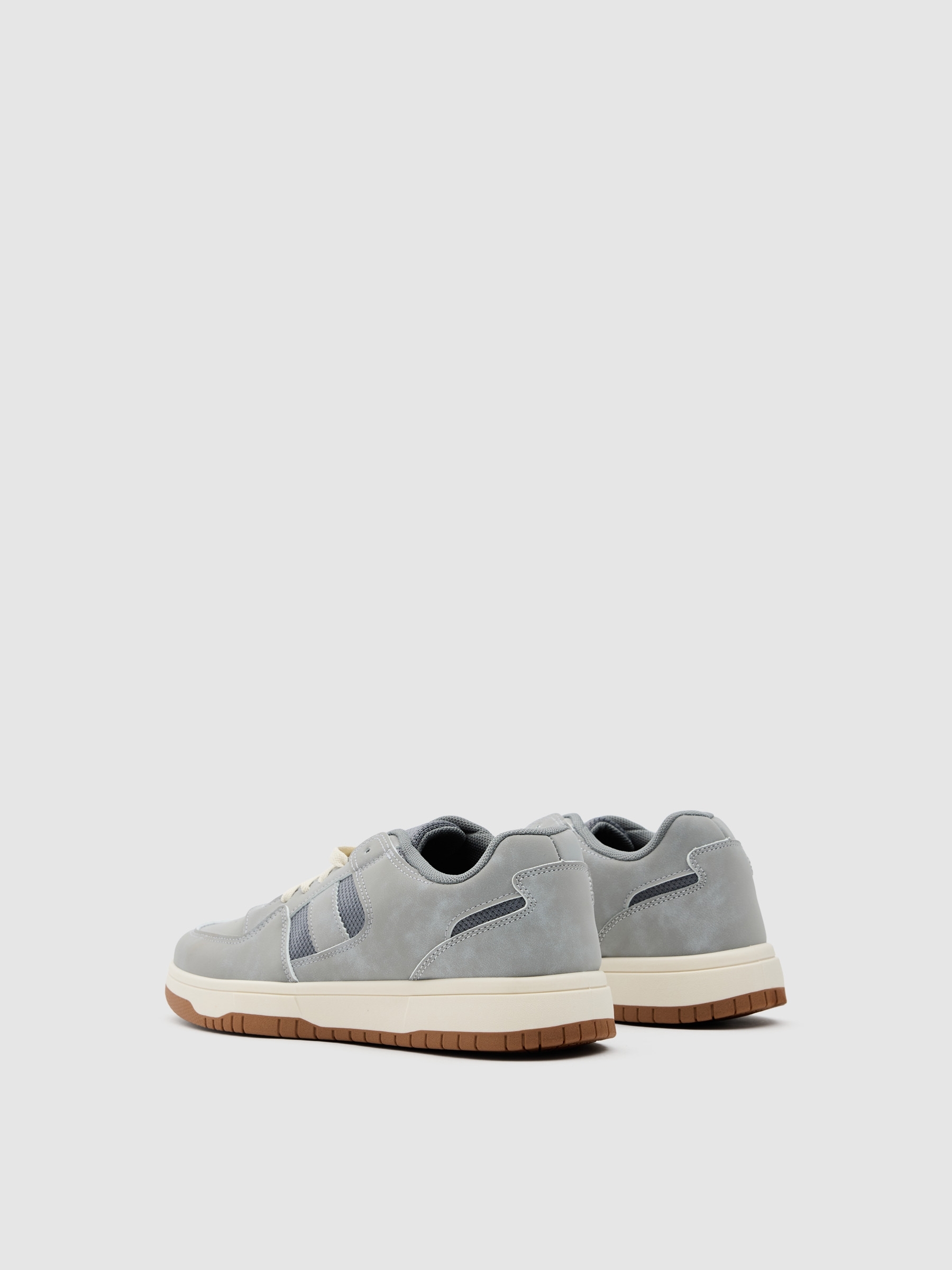 Deportiva baja con suela goma gris