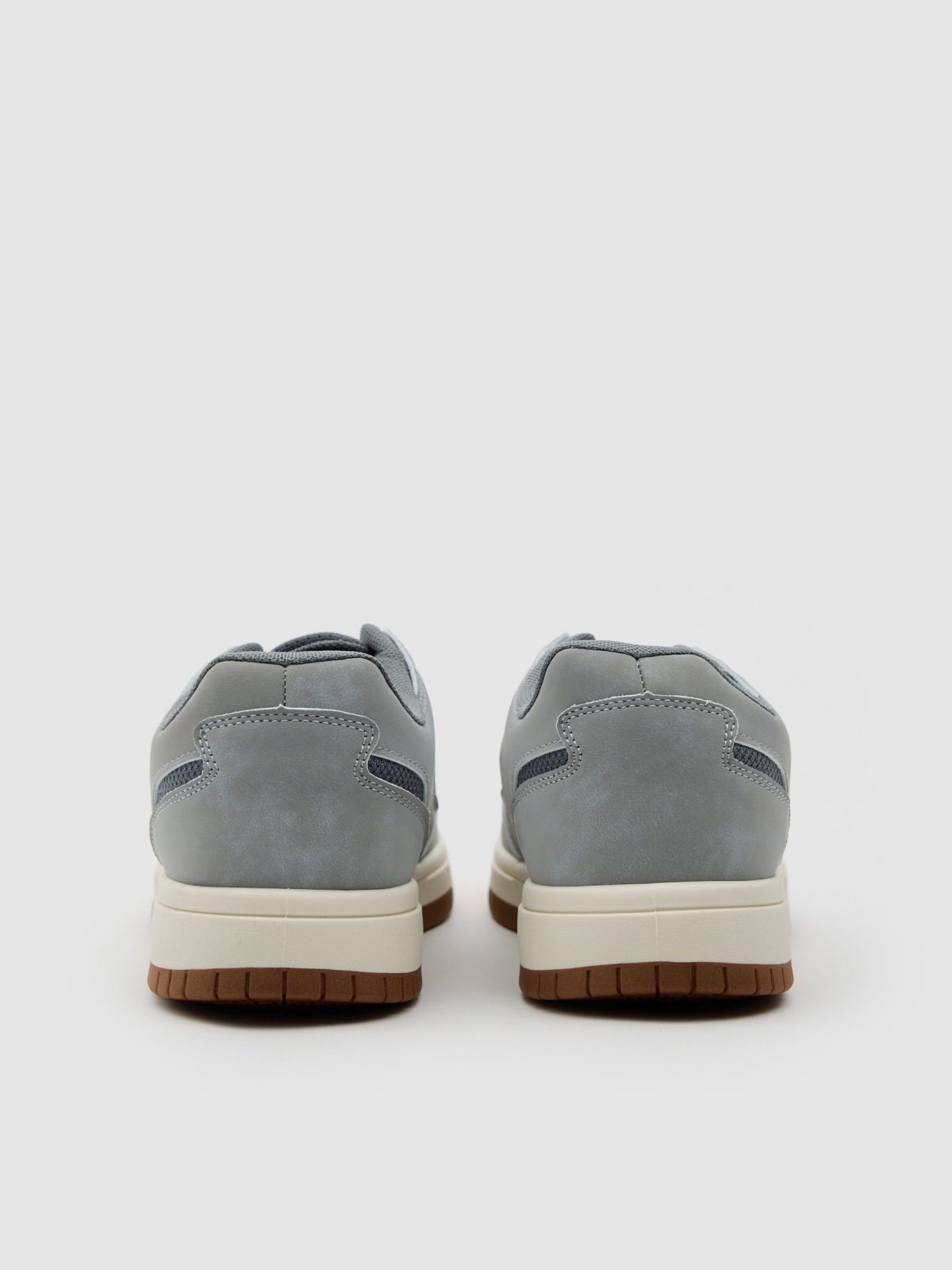 Deportiva baja con suela goma gris vista detalle