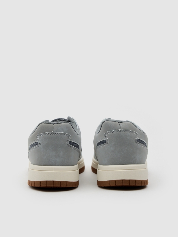 Deportiva baja con suela goma gris vista detalle