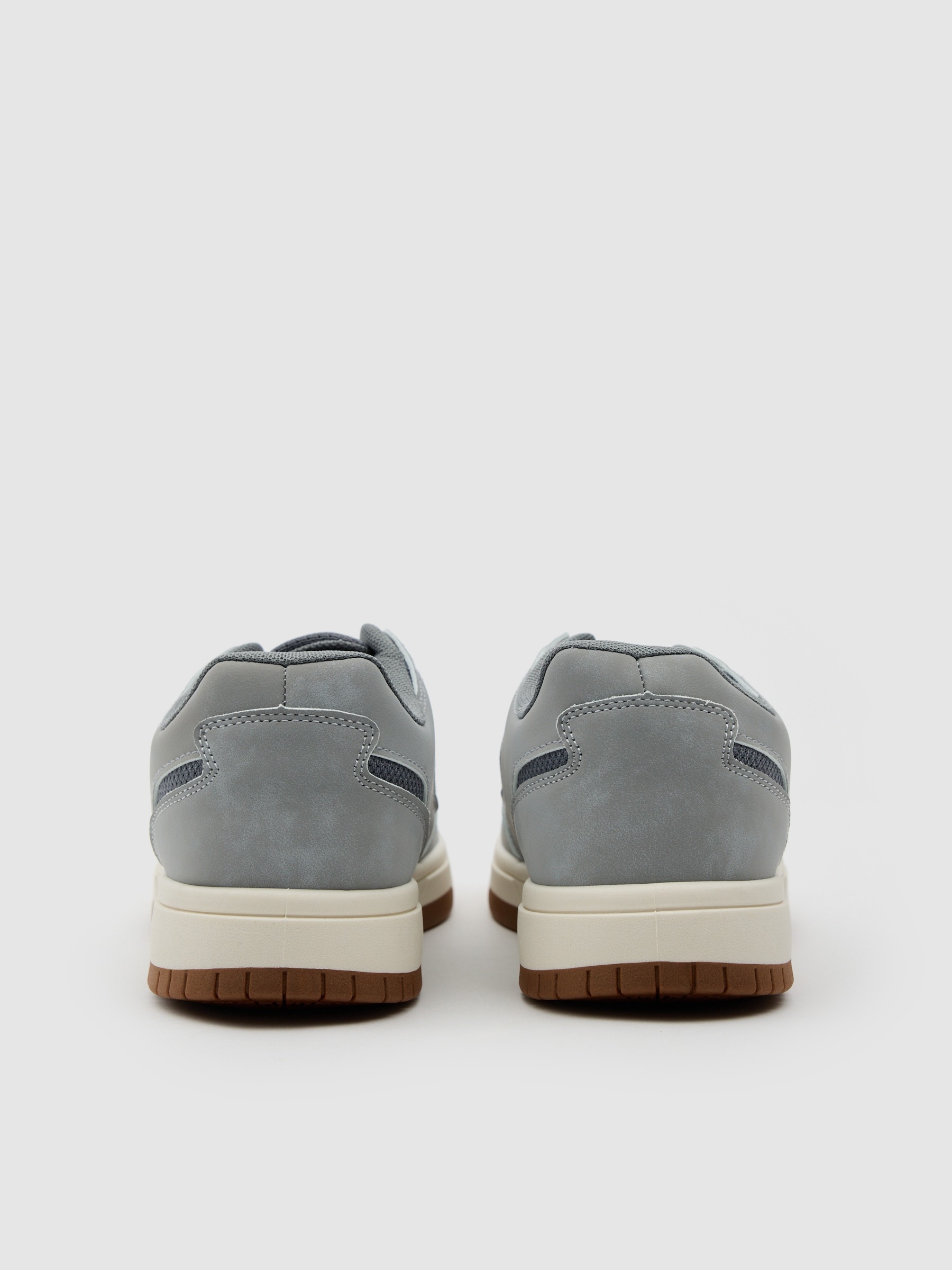 Deportiva baja con suela goma gris