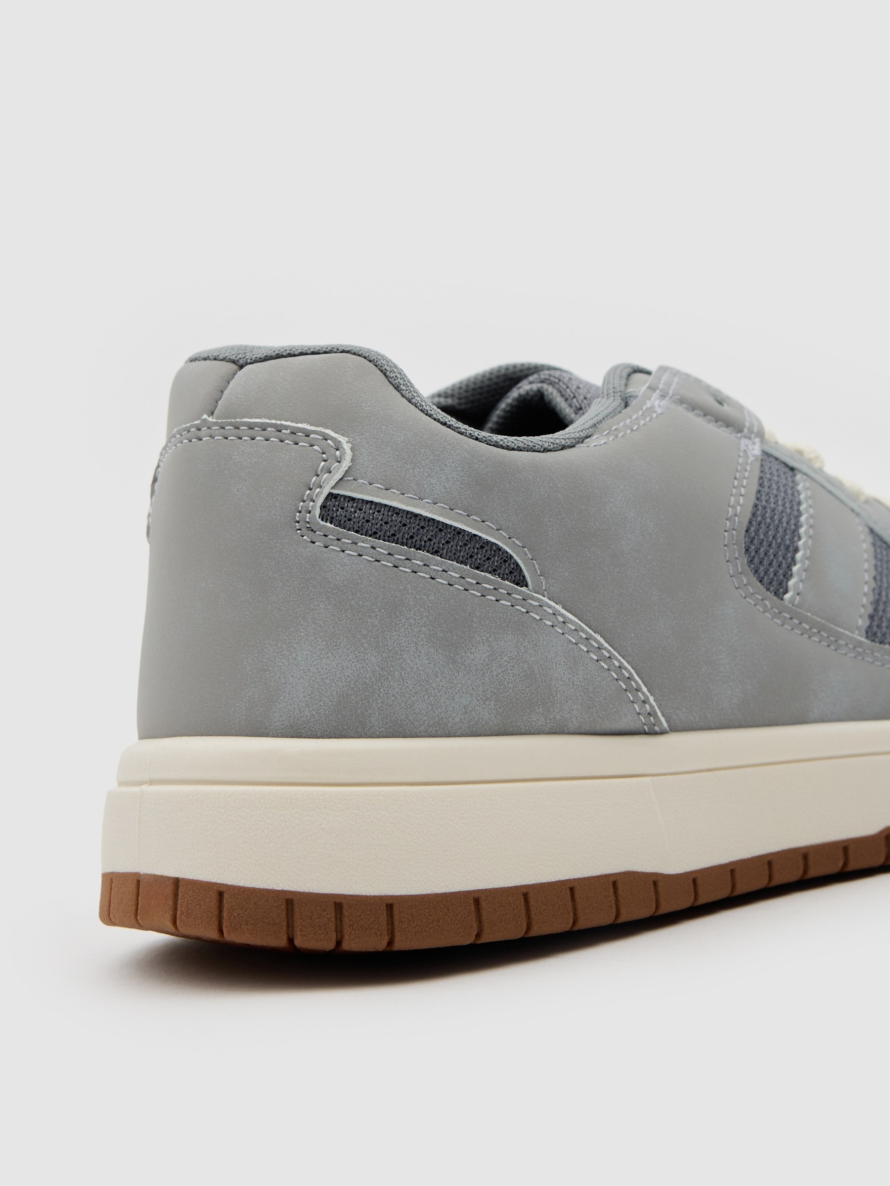 Deportiva baja con suela goma gris