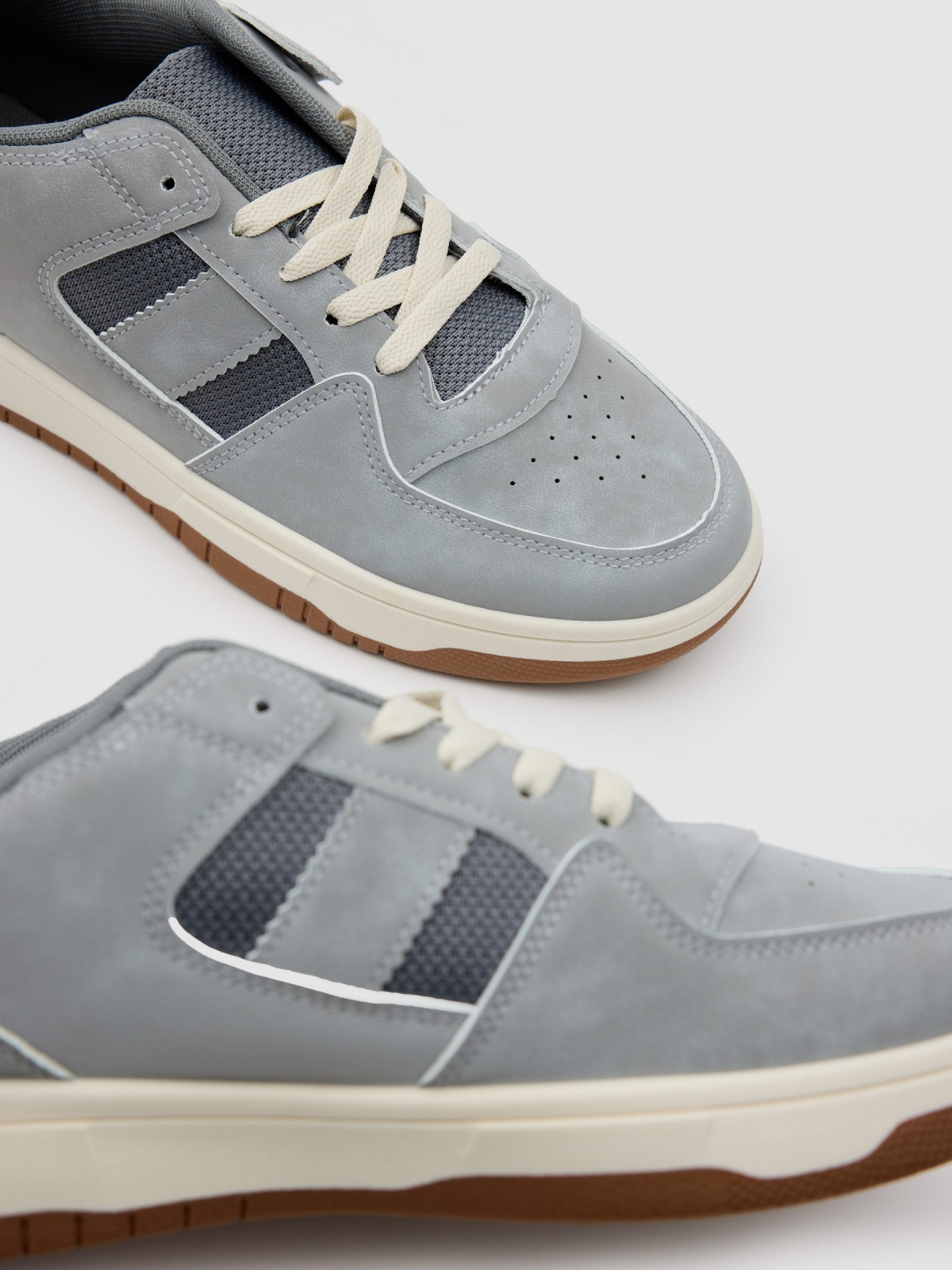 Deportiva baja con suela goma gris vista detalle