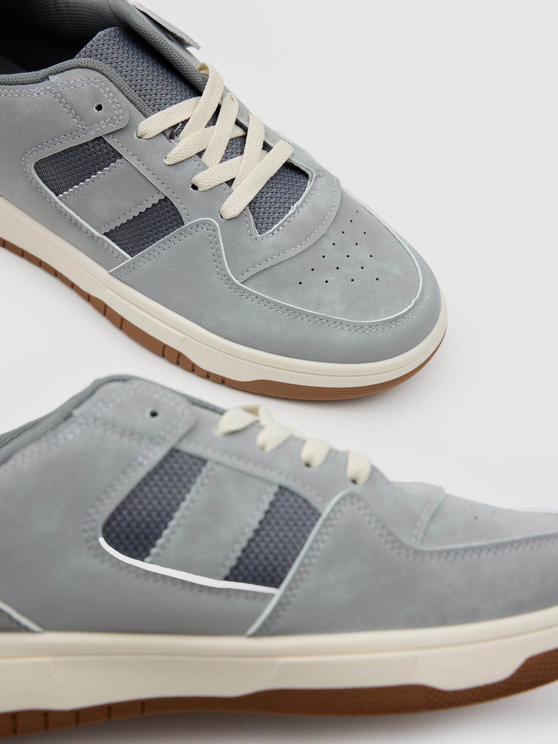 Deportiva baja con suela goma gris