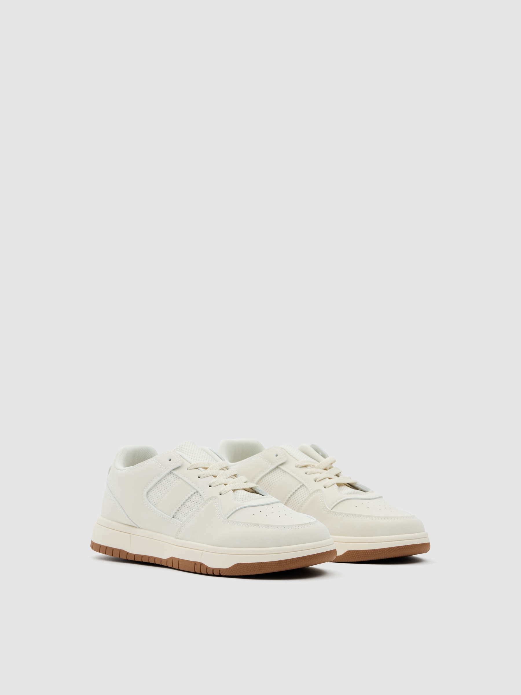 Zapatilla baja con suela de goma beige