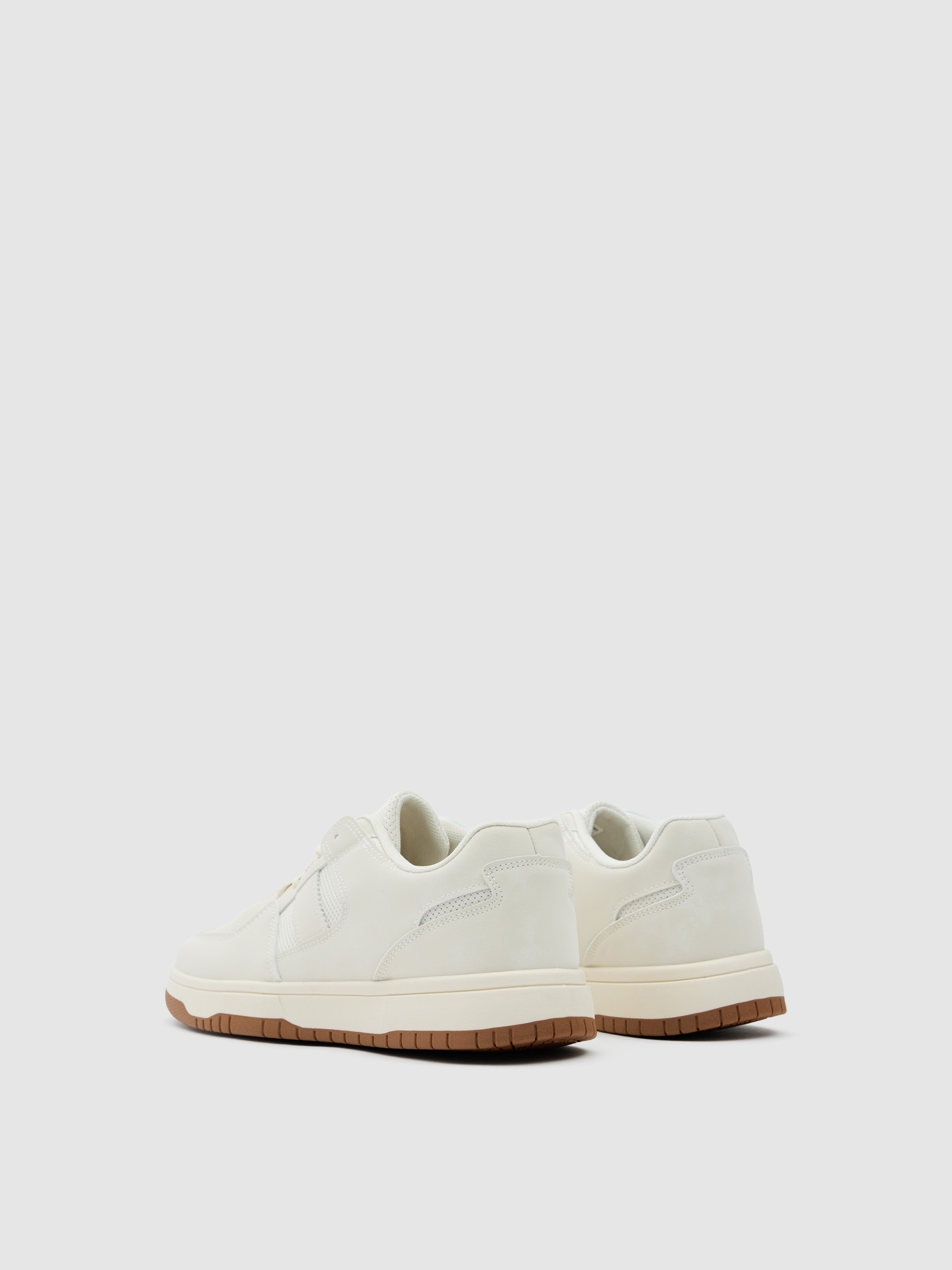 Zapatilla baja con suela de goma beige