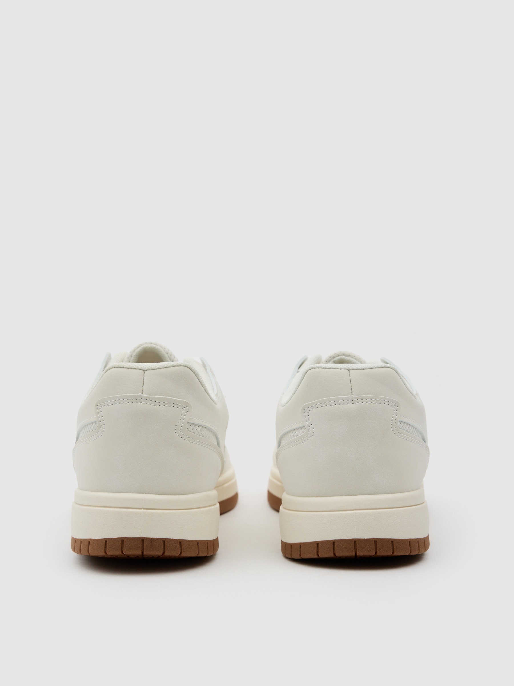 Zapatilla baja con suela de goma beige