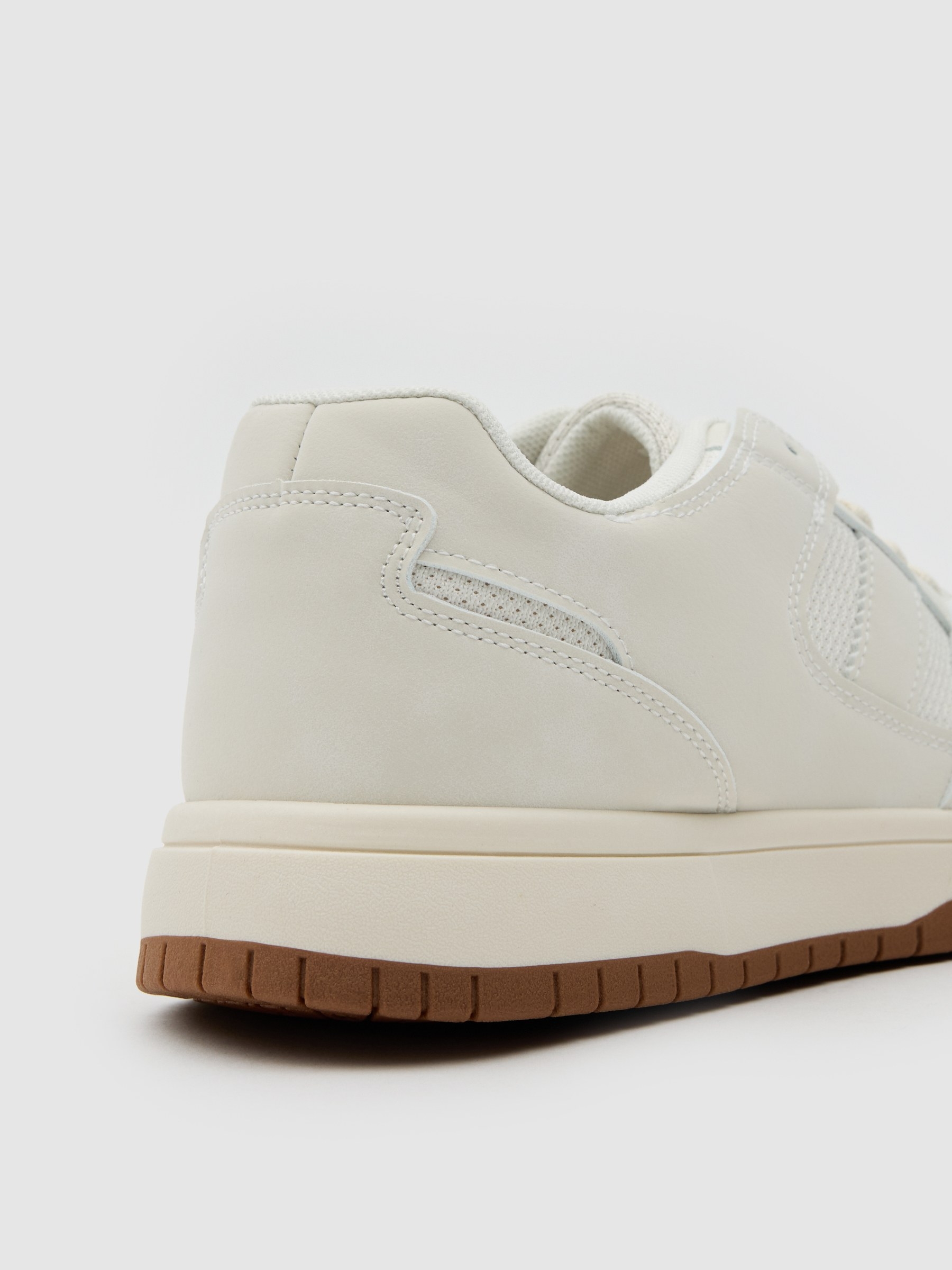 Zapatilla baja con suela de goma beige
