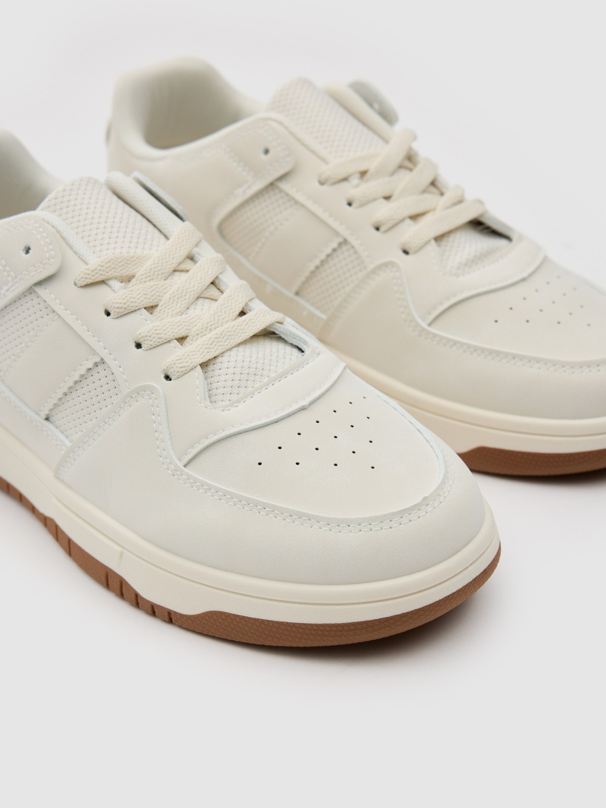 Zapatilla baja con suela de goma beige vista detalle
