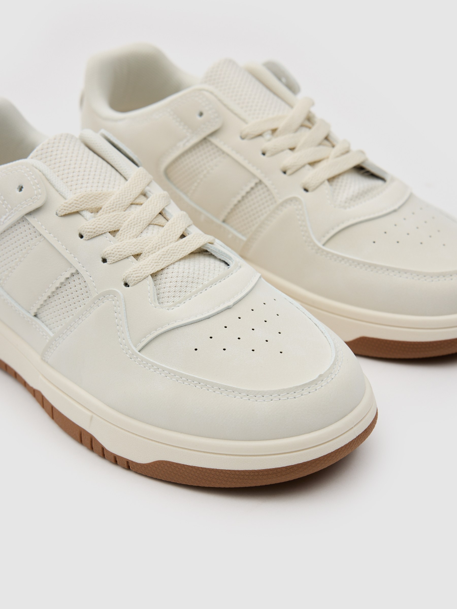 Zapatilla baja con suela de goma beige