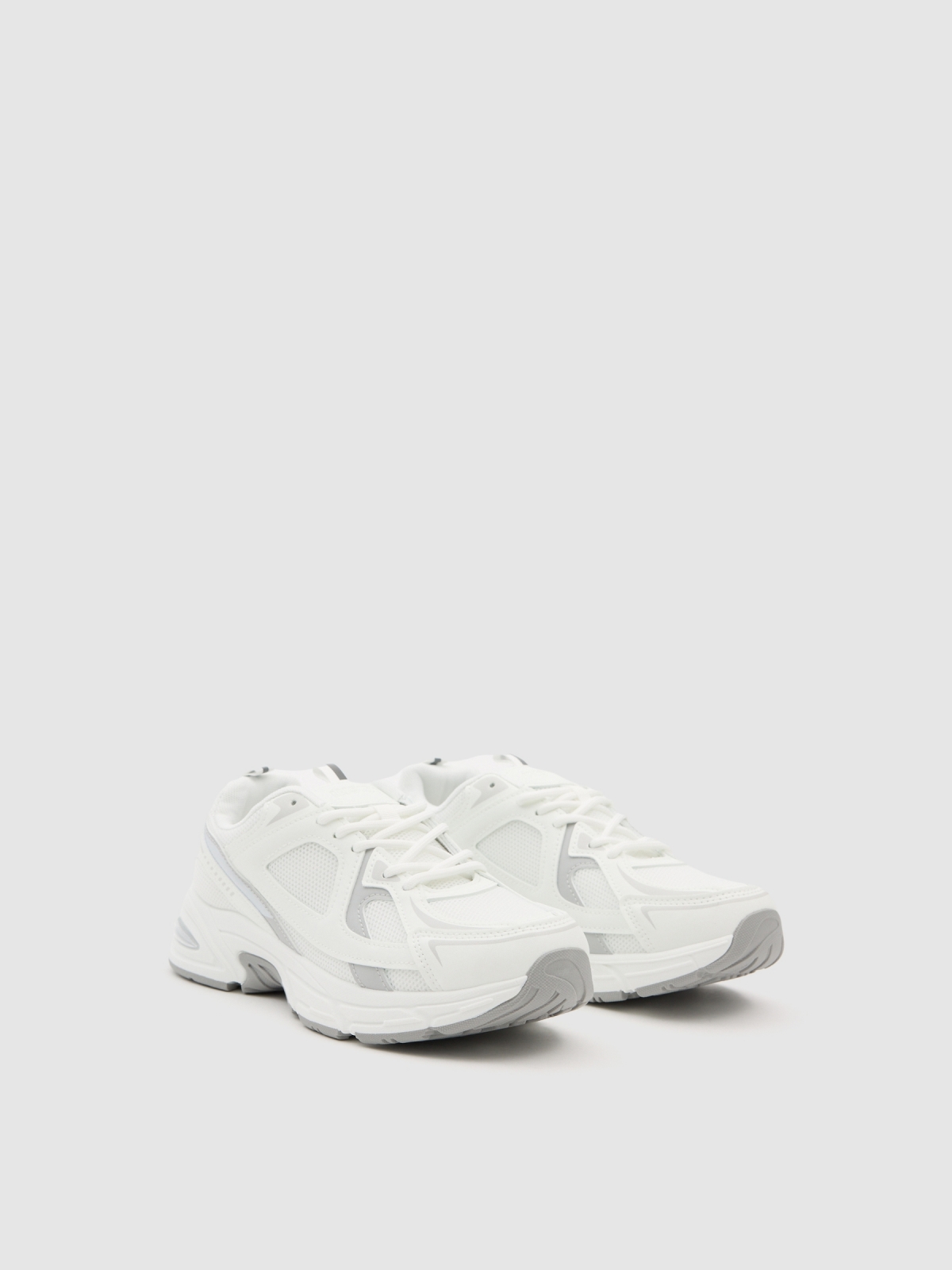 Tênis esportivo baixo branco branco vista frontal 45º