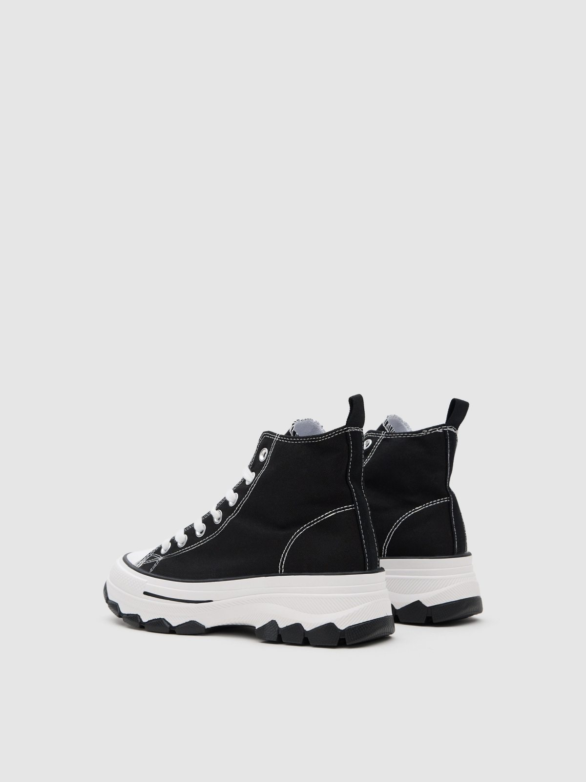 Bota esportiva de lona preto vista traseira 45º
