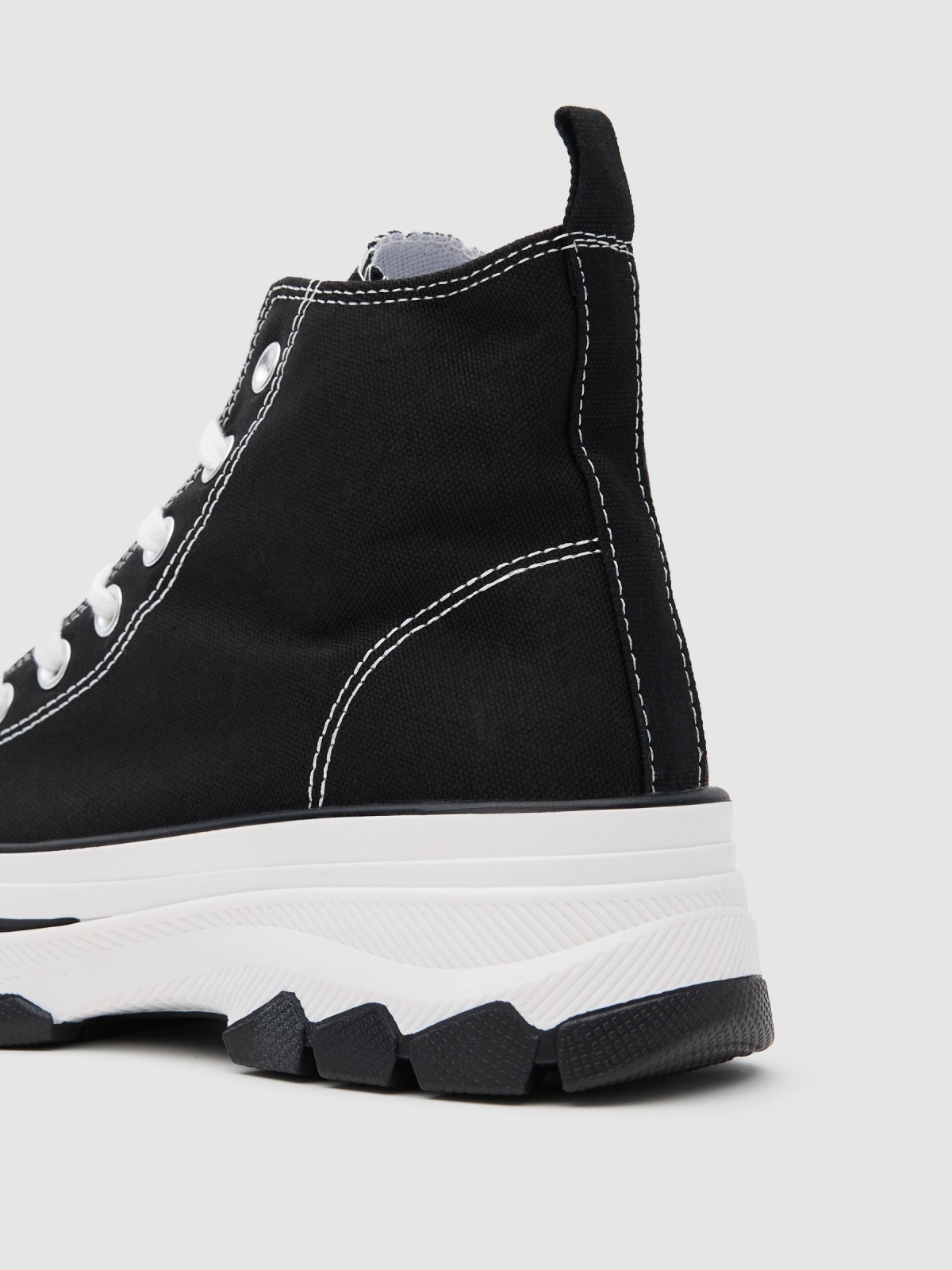 Canvas sports boot black zenithal view