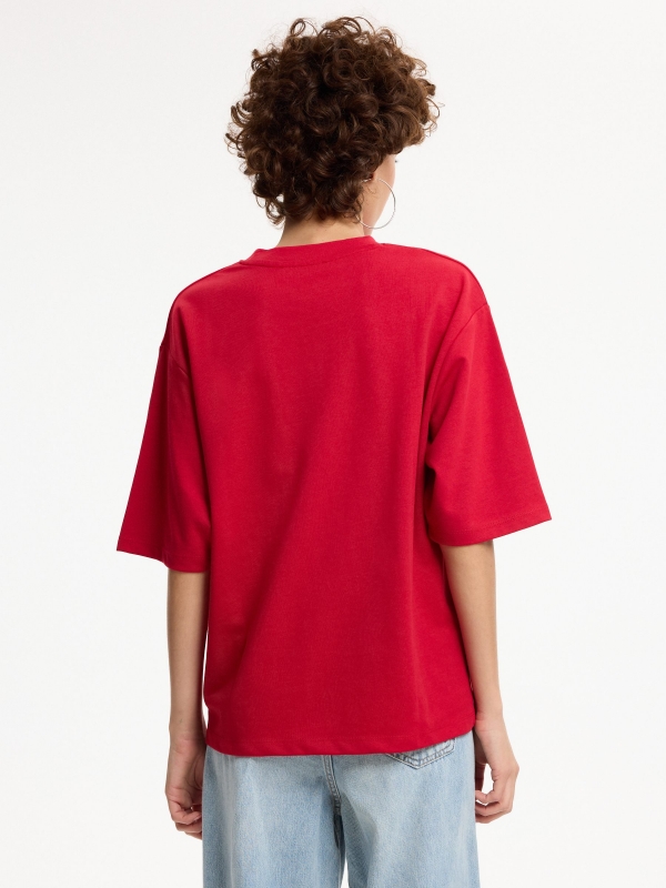 Camiseta oversize básica lisa carmín vista media trasera