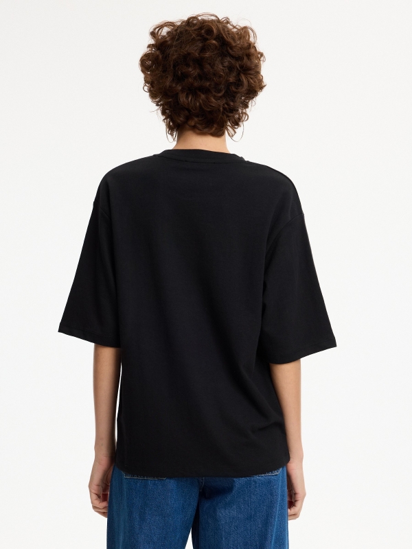 Camiseta oversize básica lisa negro vista media trasera