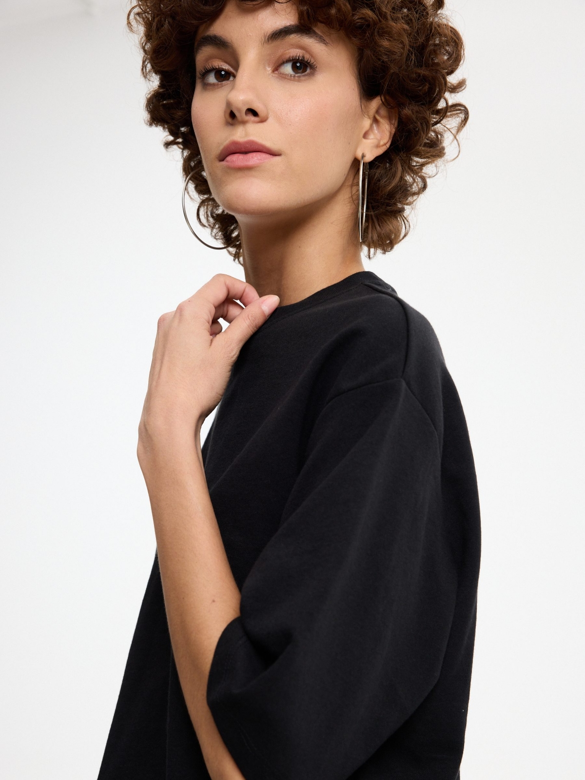 Camiseta oversize básica lisa negro vista detalle