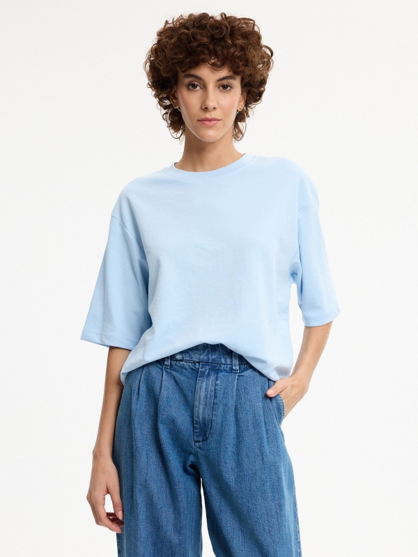 Camiseta oversize básica lisa azul claro vista media frontal