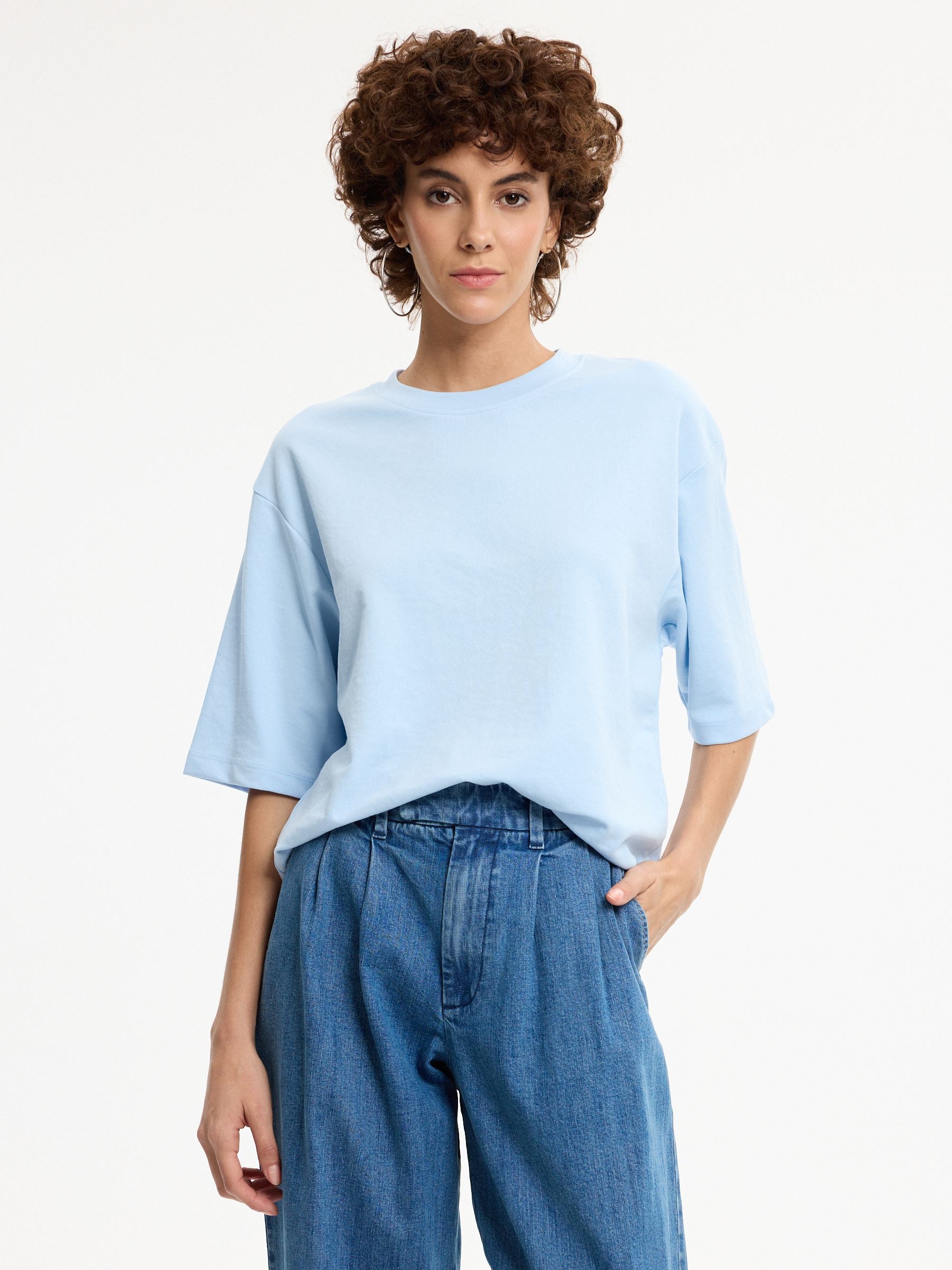 Basic plain oversized T-shirt light blue middle front view