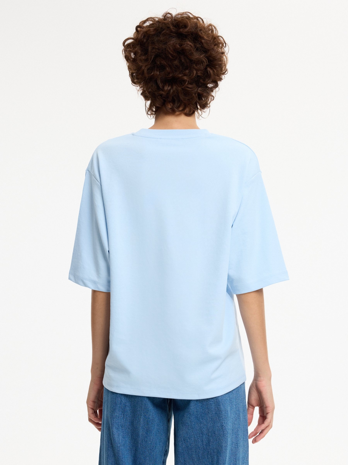 Camiseta oversize básica lisa azul claro vista media trasera