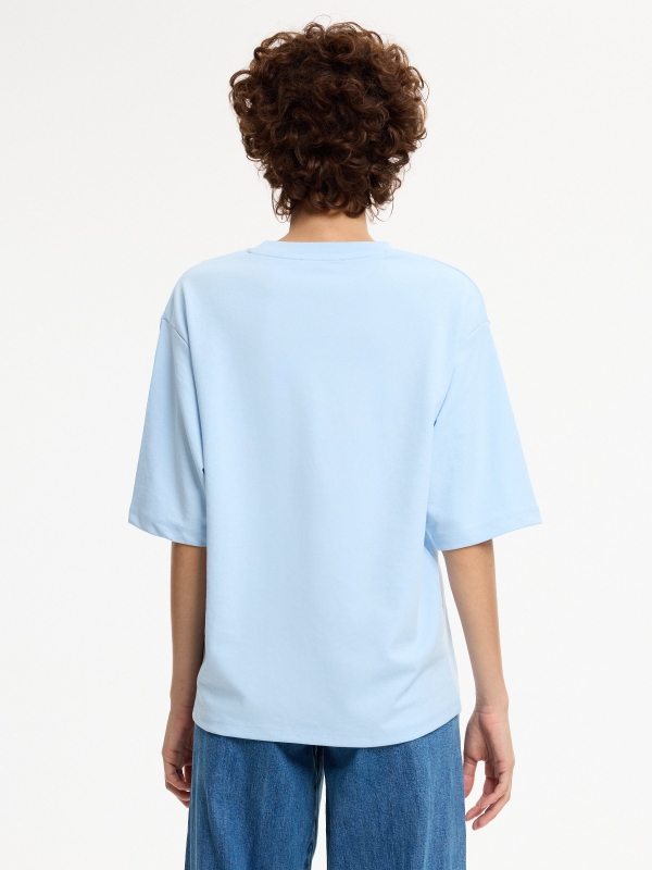 Camiseta oversized básica lisa azul claro vista meia traseira