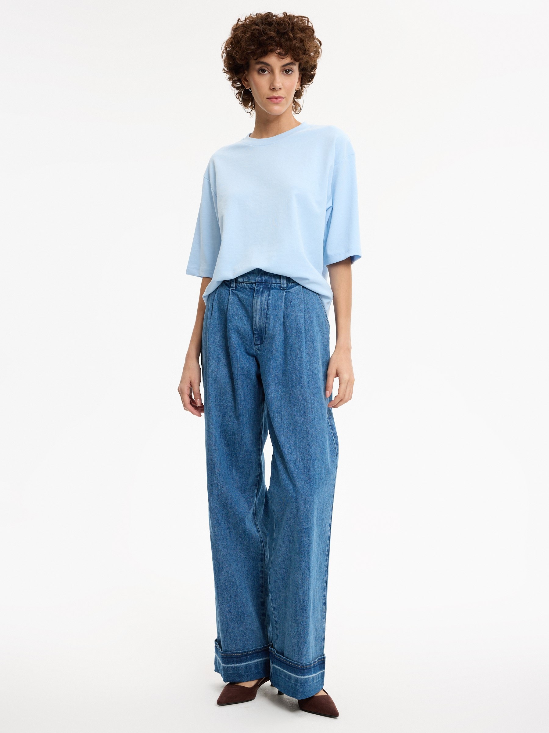 Camiseta oversize básica lisa azul claro vista media frontal