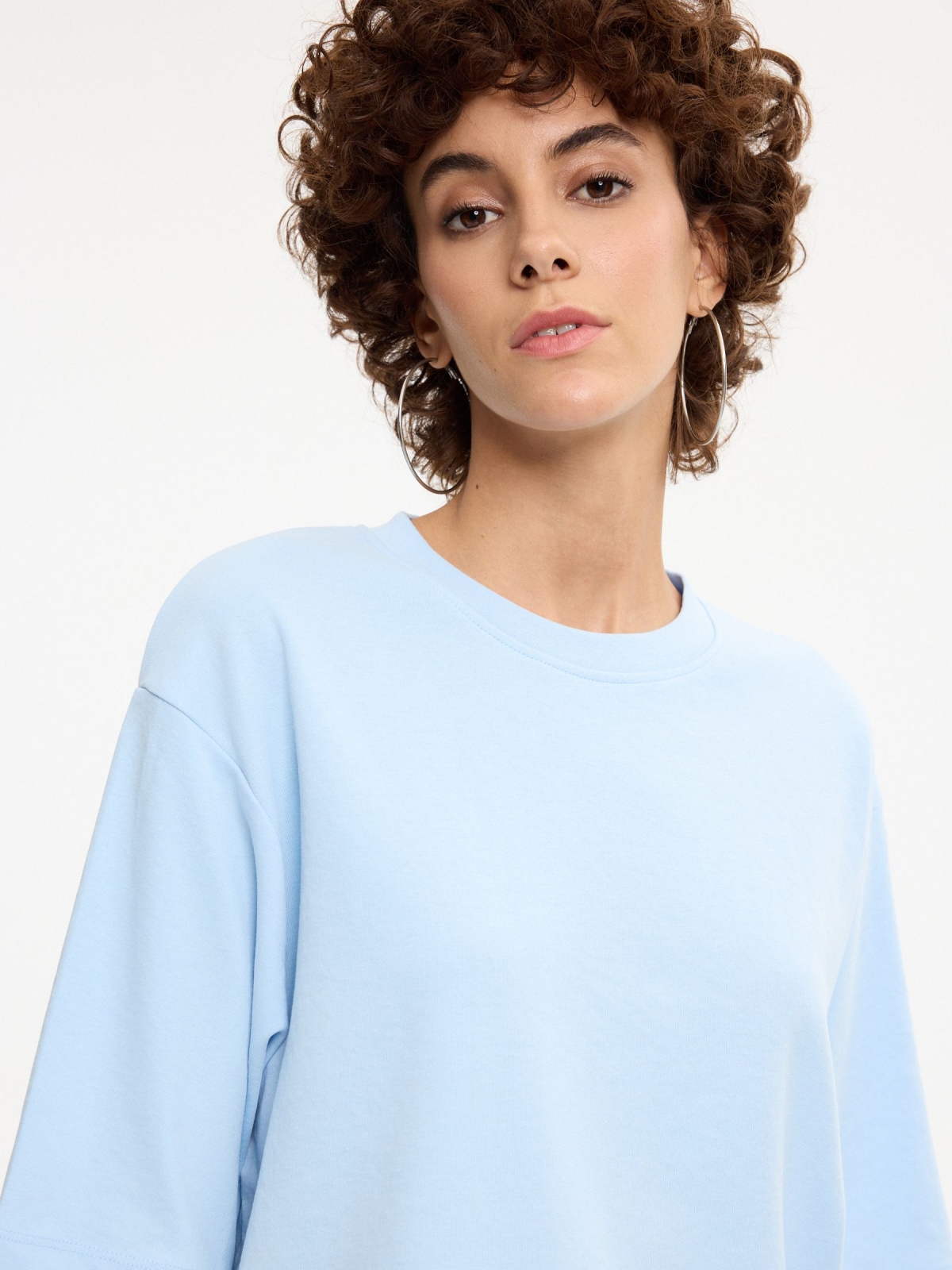Camiseta oversize básica lisa azul claro vista detalle